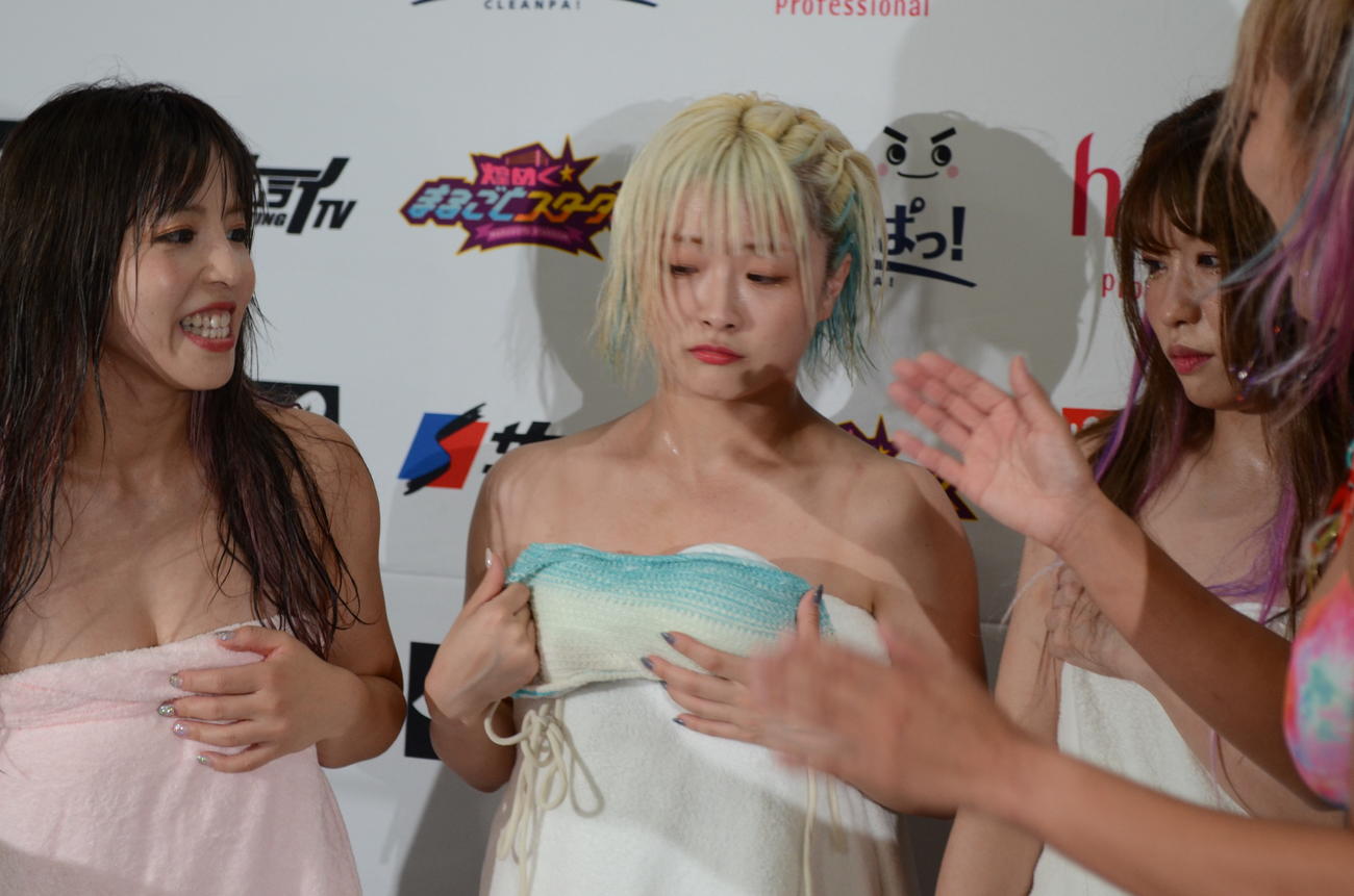 ウナギ・サヤカと言い合う白川未奈（左）、少し悲しげ表情のなつぽい（中央）（撮影・松熊洋介）