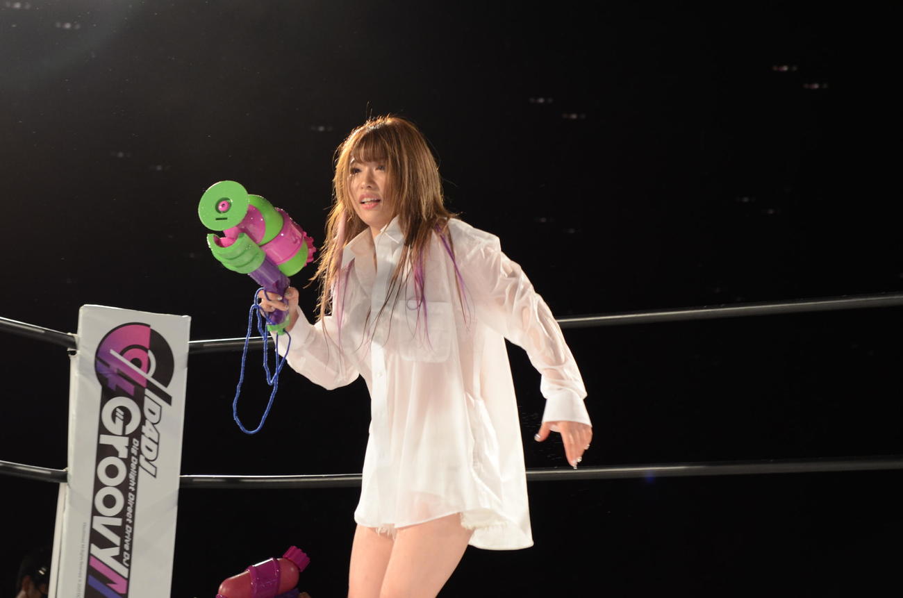 スターダム高田馬場大会　水鉄砲で攻撃する中野たむ（撮影・松熊洋介