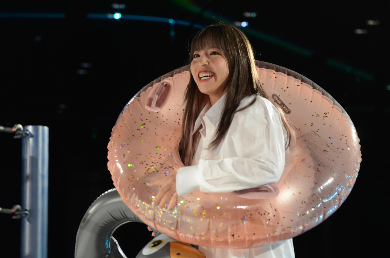 浮き輪を持って笑顔の白川未奈（撮影・松熊洋介）