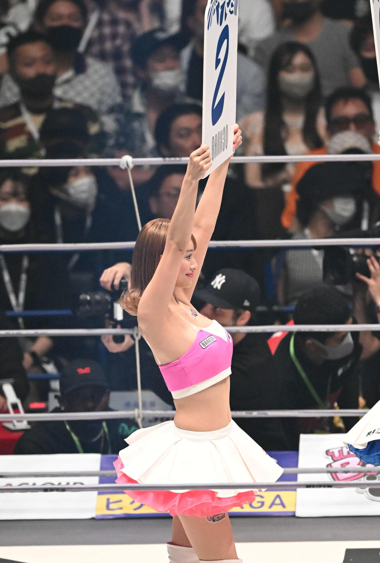 ラウンドを伝えるRIZINガールのHinano（撮影・滝沢徹郎）