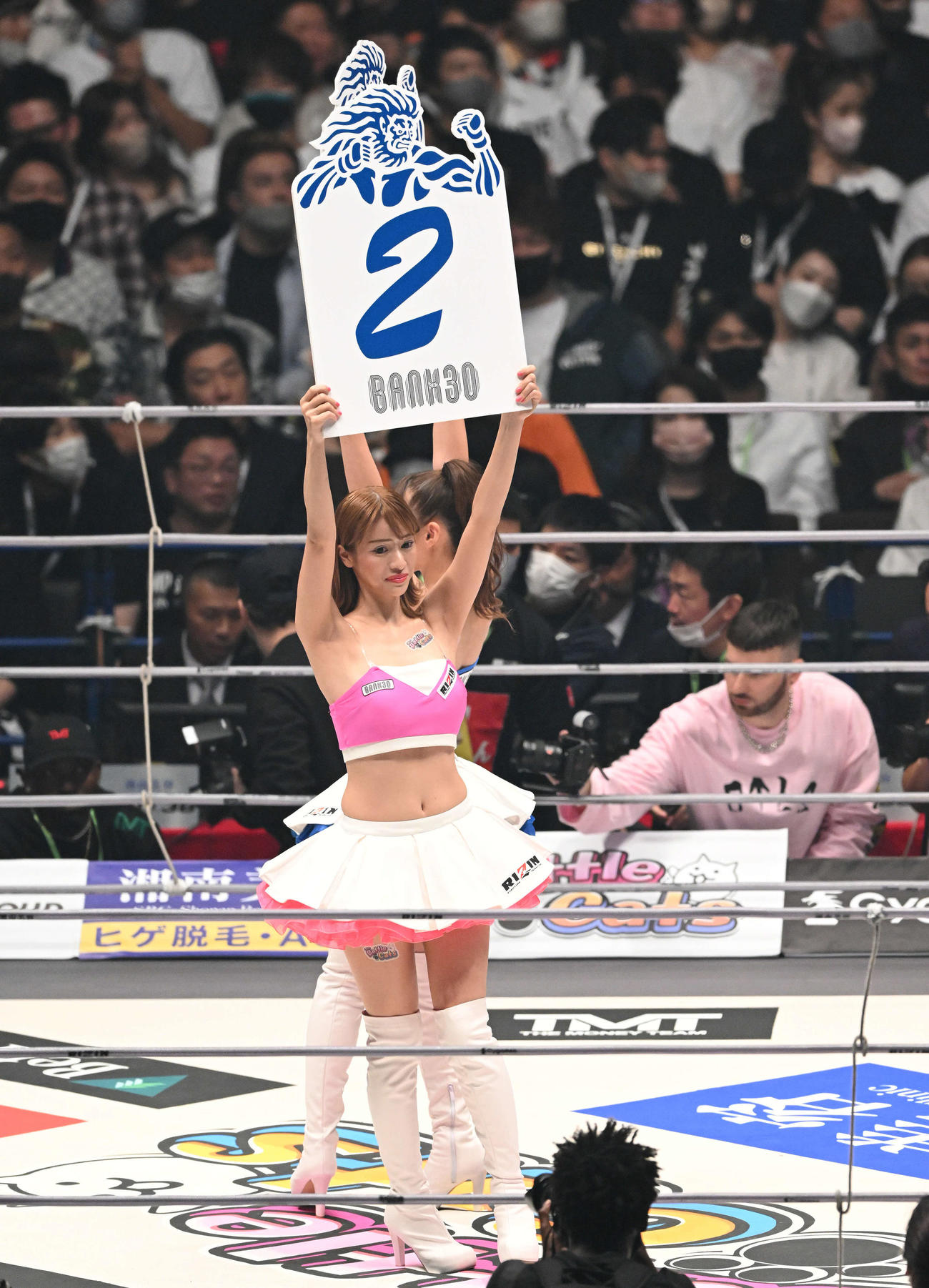 ラウンドを伝えるRIZINガールのHinano（撮影・滝沢徹郎）