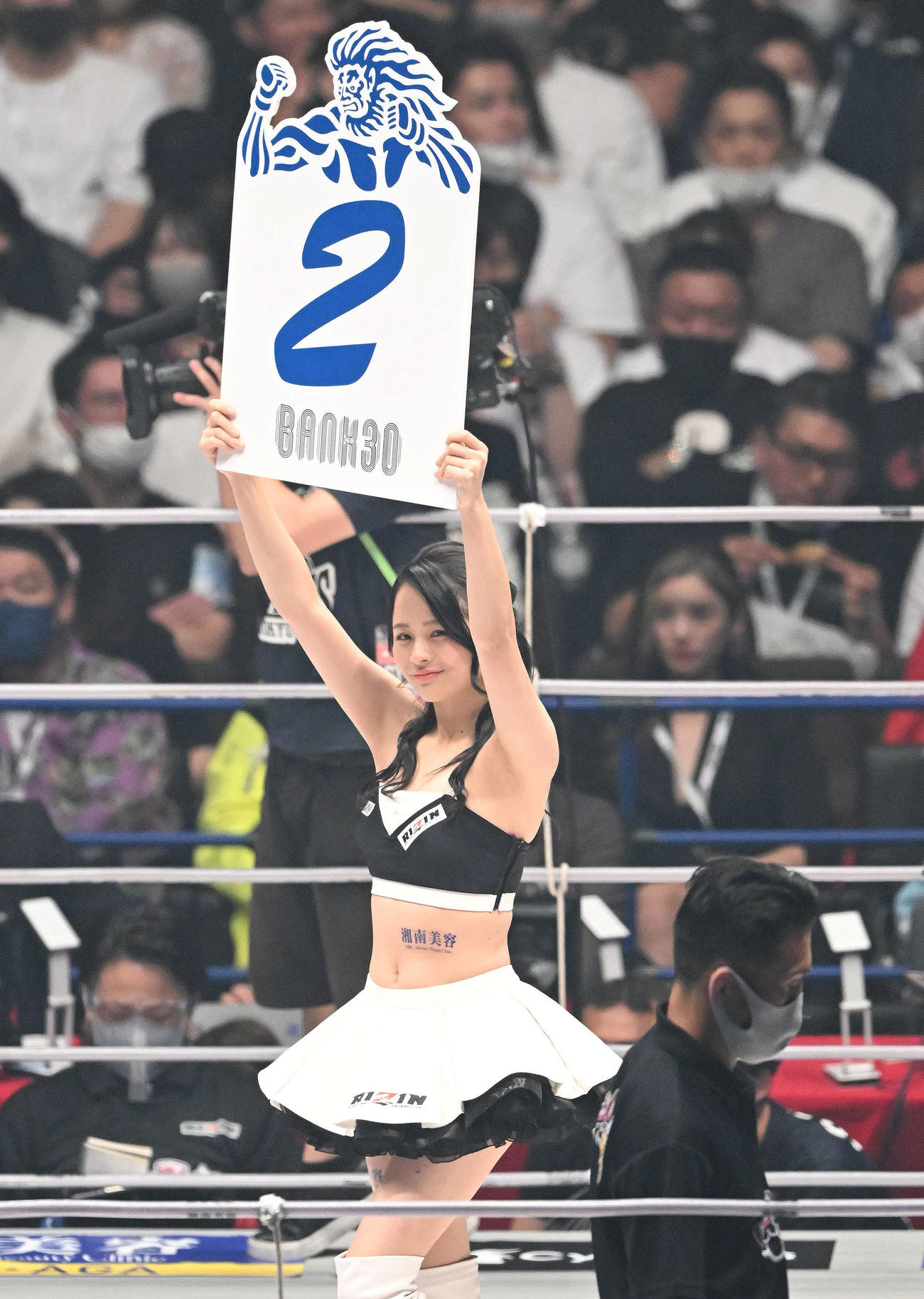 ラウンドを伝えるRIZINガールの沢田実架（撮影・滝沢徹郎）