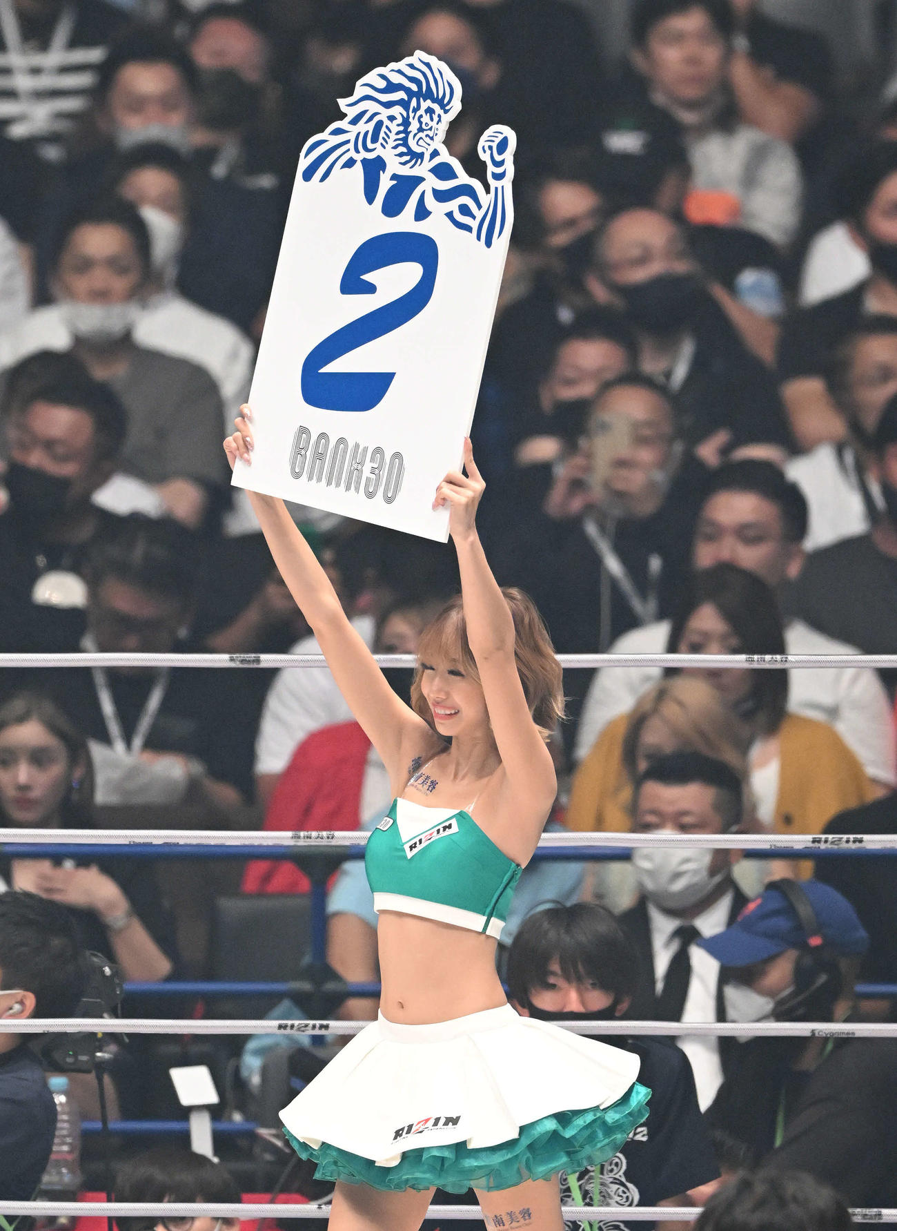 ラウンドを伝えるRIZINガールのあおぽん（撮影・滝沢徹郎）