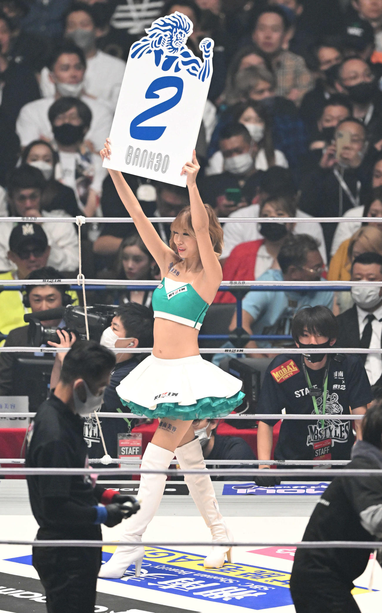 ラウンドを伝えるRIZINガールのあおぽん（撮影・滝沢徹郎）