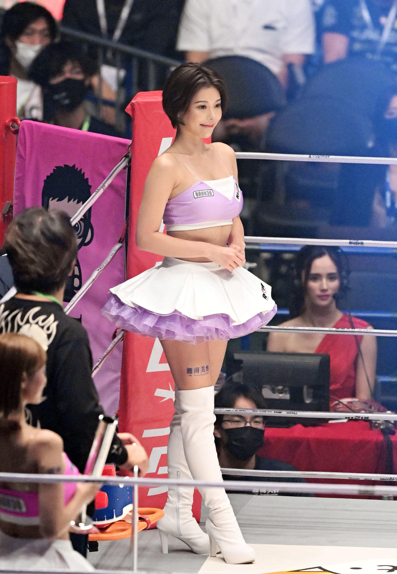 リングを彩るRIZINガールの山本ゆう（撮影・滝沢徹郎）