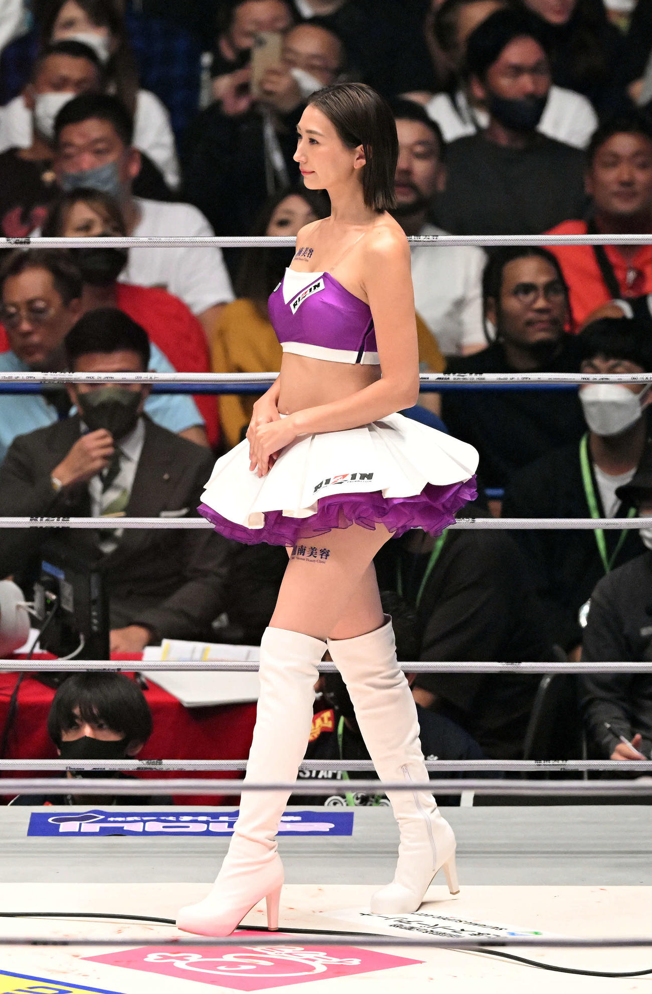 リングを彩るRIZINガールの鞠奈（撮影・滝沢徹郎）