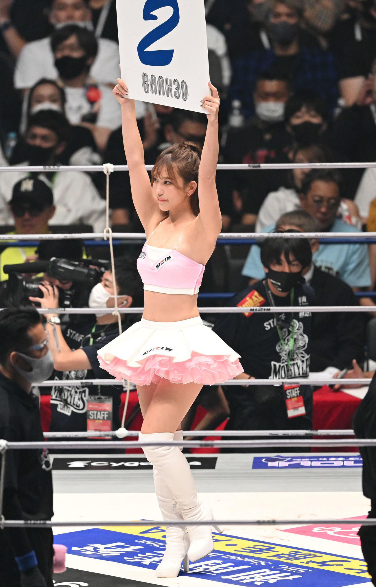 ラウンドを伝えるRIZINガールのCOCO（撮影・滝沢徹郎）