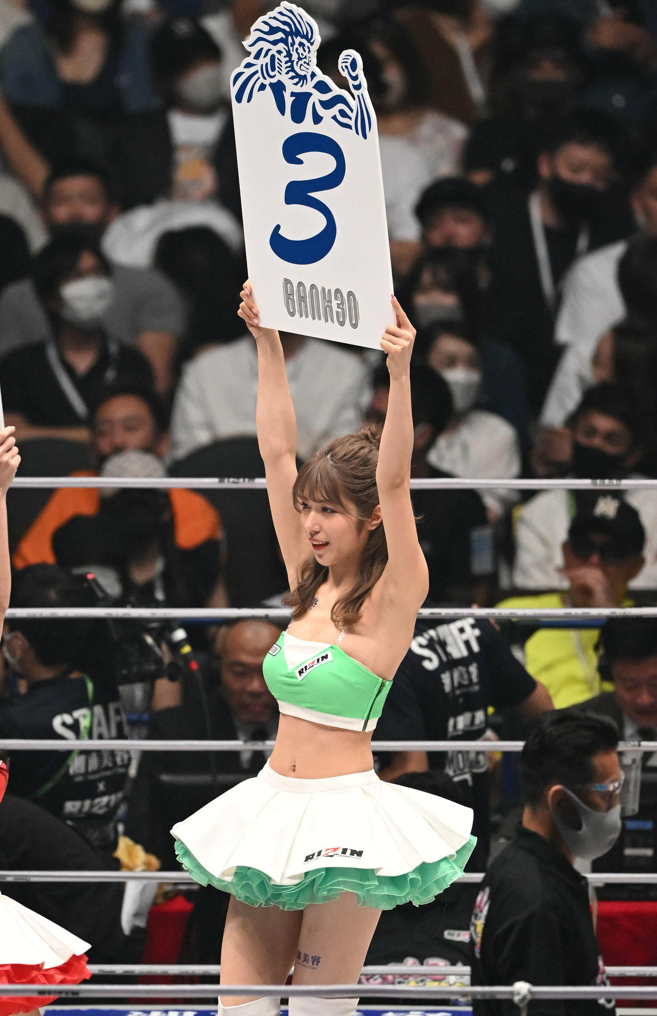 ラウンドを伝えるRIZINガールのなつみ（撮影・滝沢徹郎）