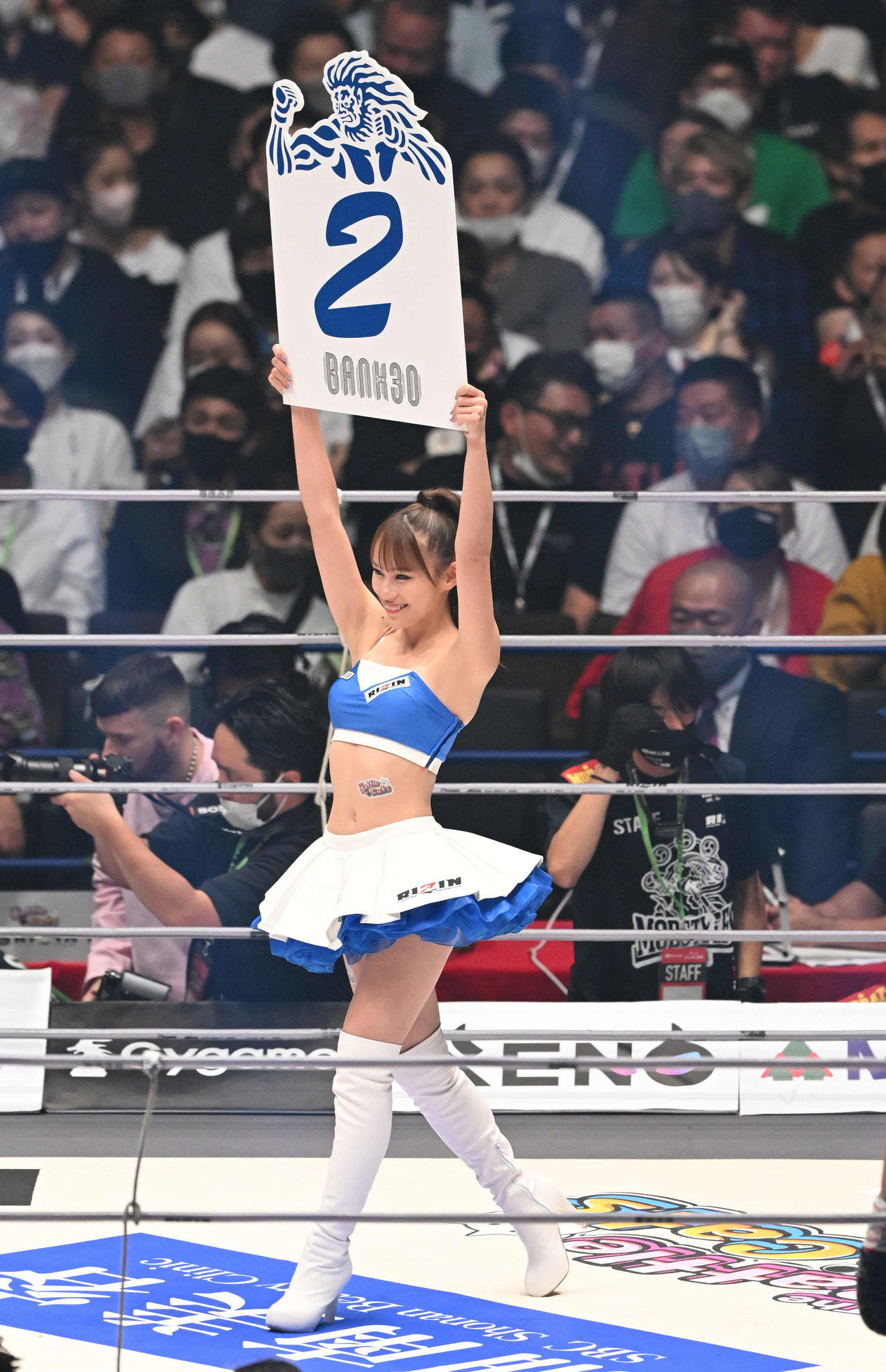 ラウンドを伝えるRIZINガールの加奈（撮影・滝沢徹郎）