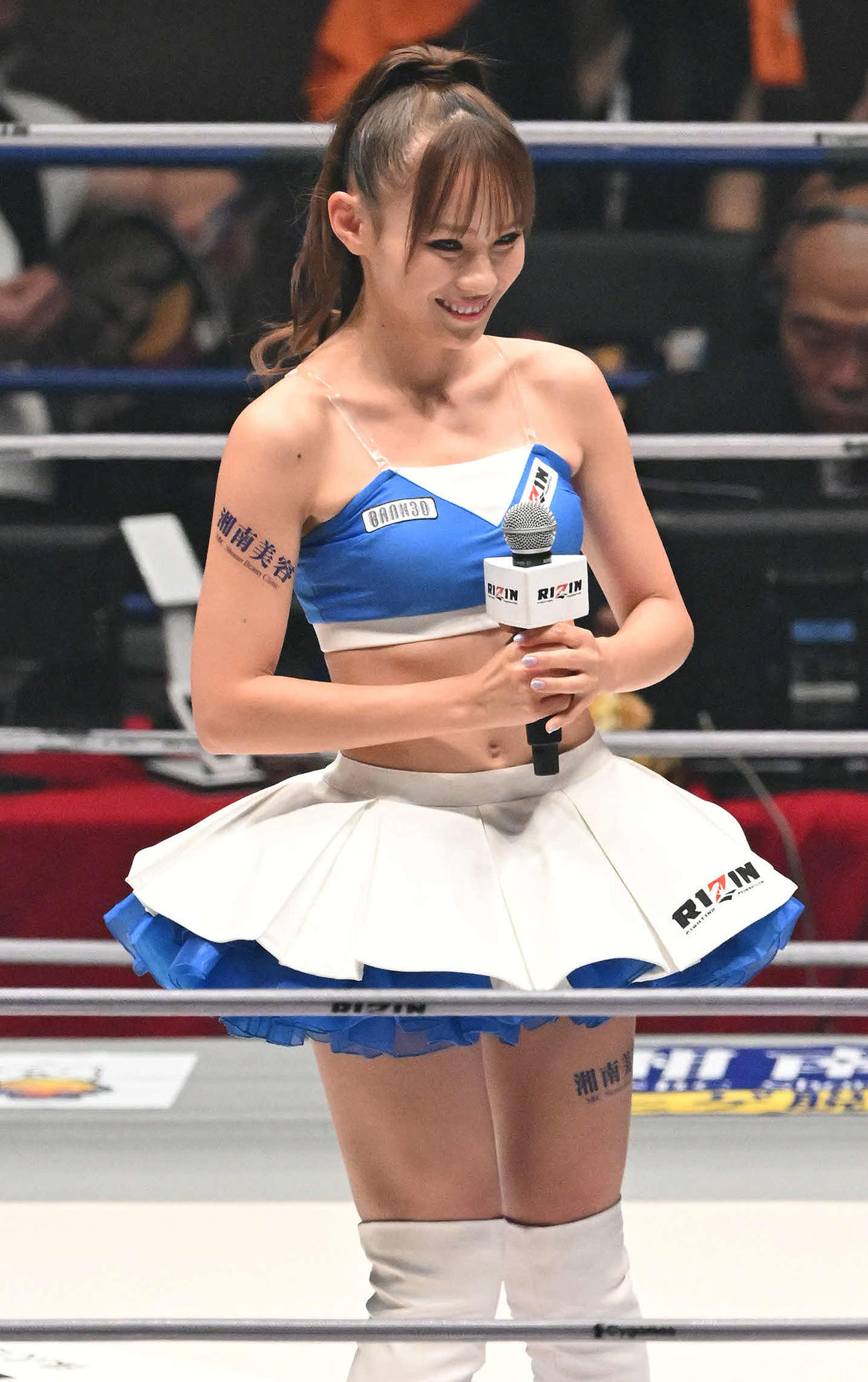 あいさつするRIZINガールの加奈（撮影・滝沢徹郎）