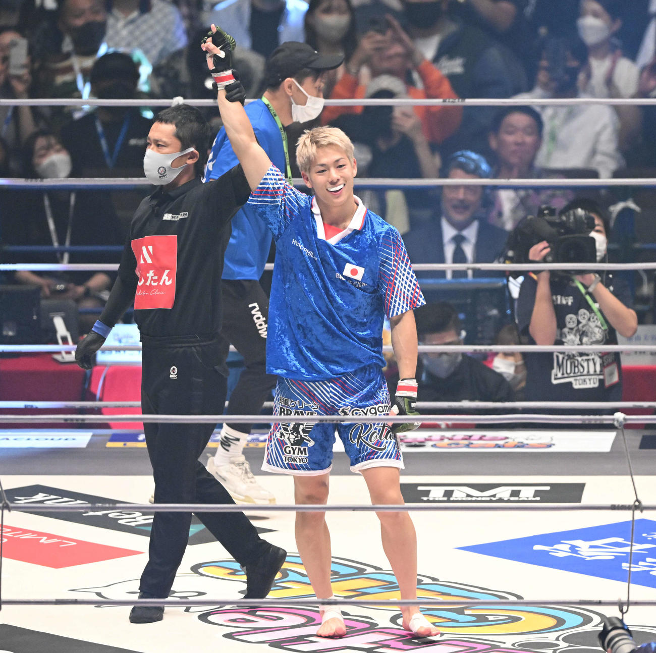 ポーンスーンヌーンに一本勝ちし勝ち名乗りを受ける三浦（撮影・滝沢徹郎）