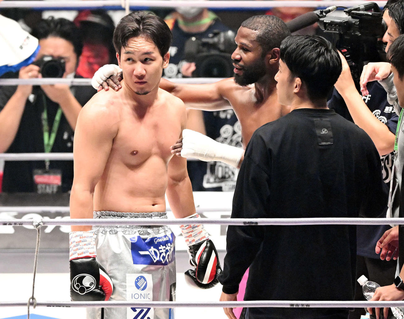 試合後、朝倉未来（左）をねぎらうフロイド・メイウェザー（撮影・滝沢徹郎）
