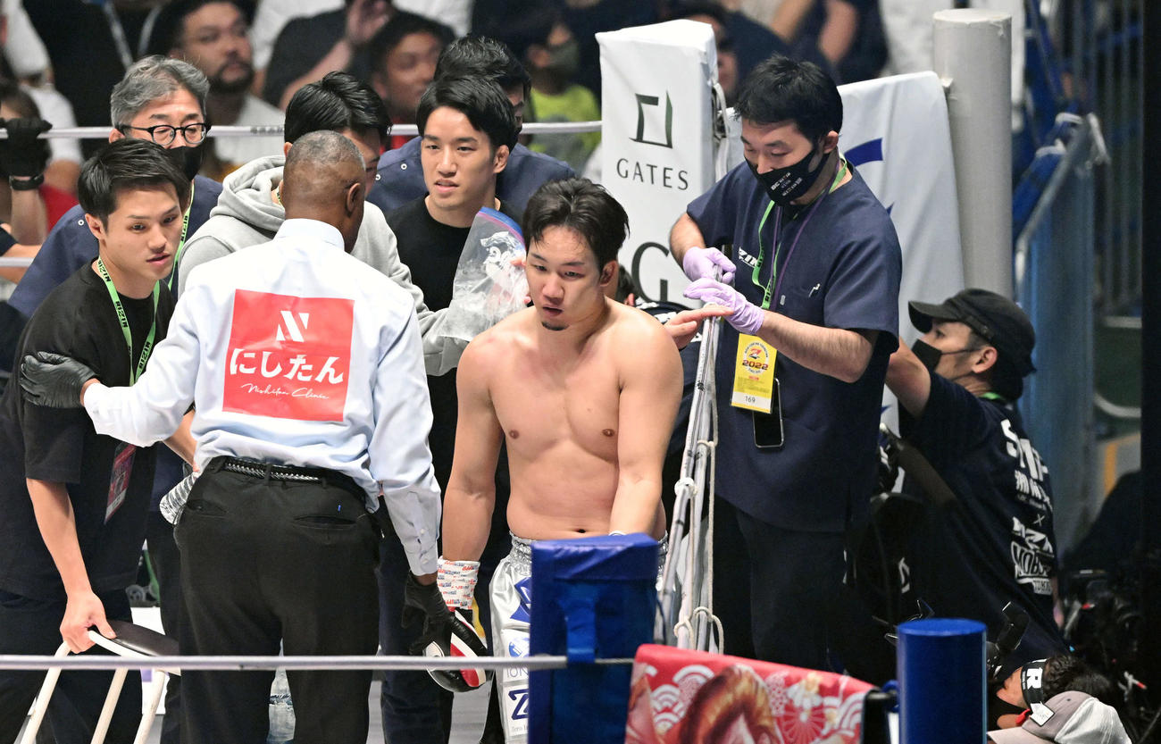 フロイド・メイウェザーにKO負けしぼうぜんとする朝倉未来（中央）（撮影・滝沢徹郎）