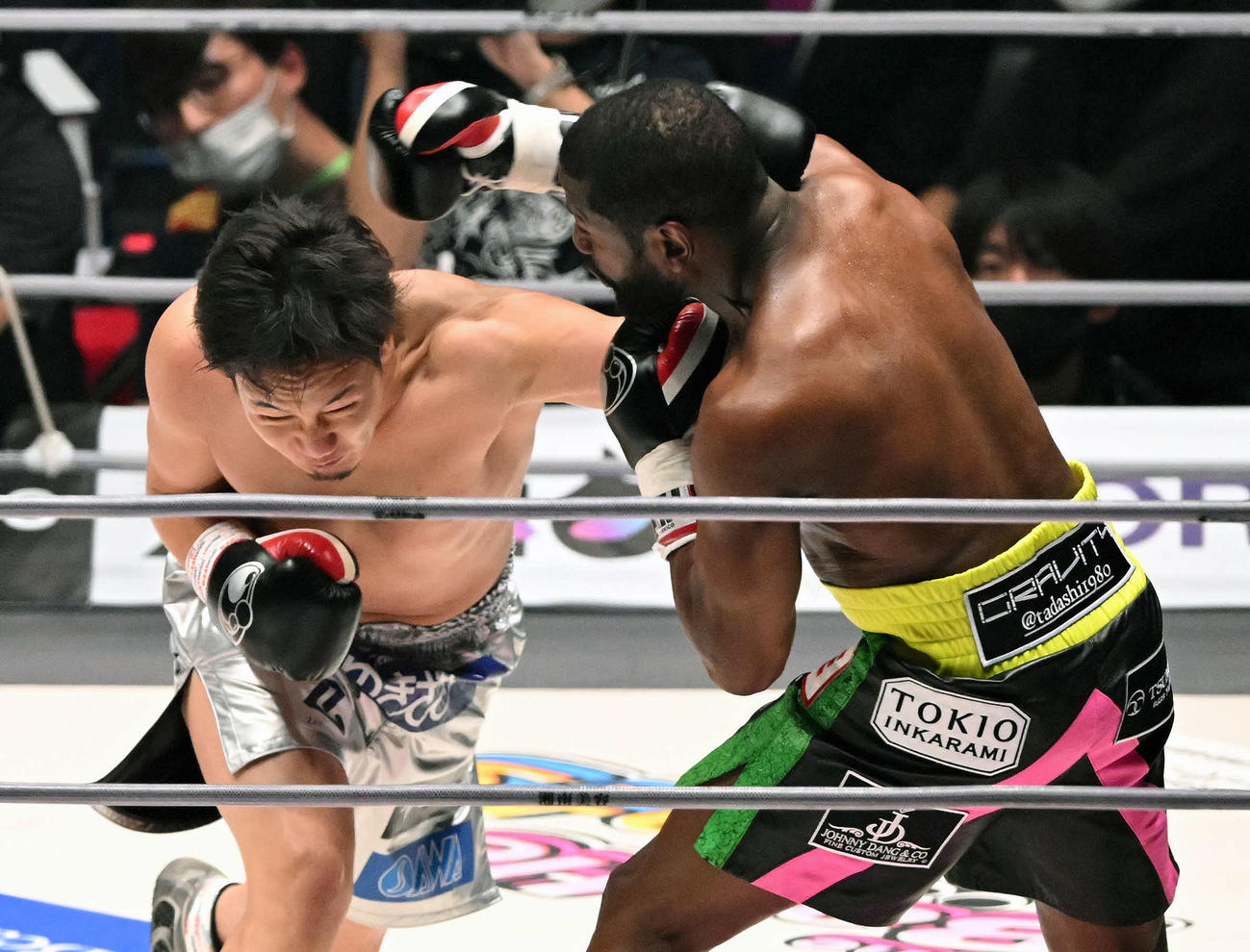 2回、朝倉未来（（左）はフロイド・メイウェザーにパンチを見舞う（撮影・滝沢徹郎）