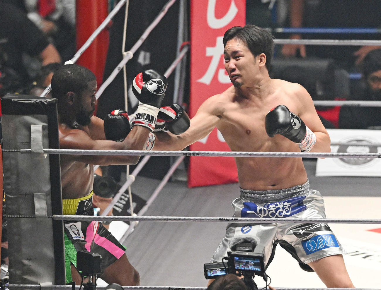 2回、朝倉未来（右）はフロイド・メイウェザーをコーナーに追い込んで攻め込む（撮影・滝沢徹郎）