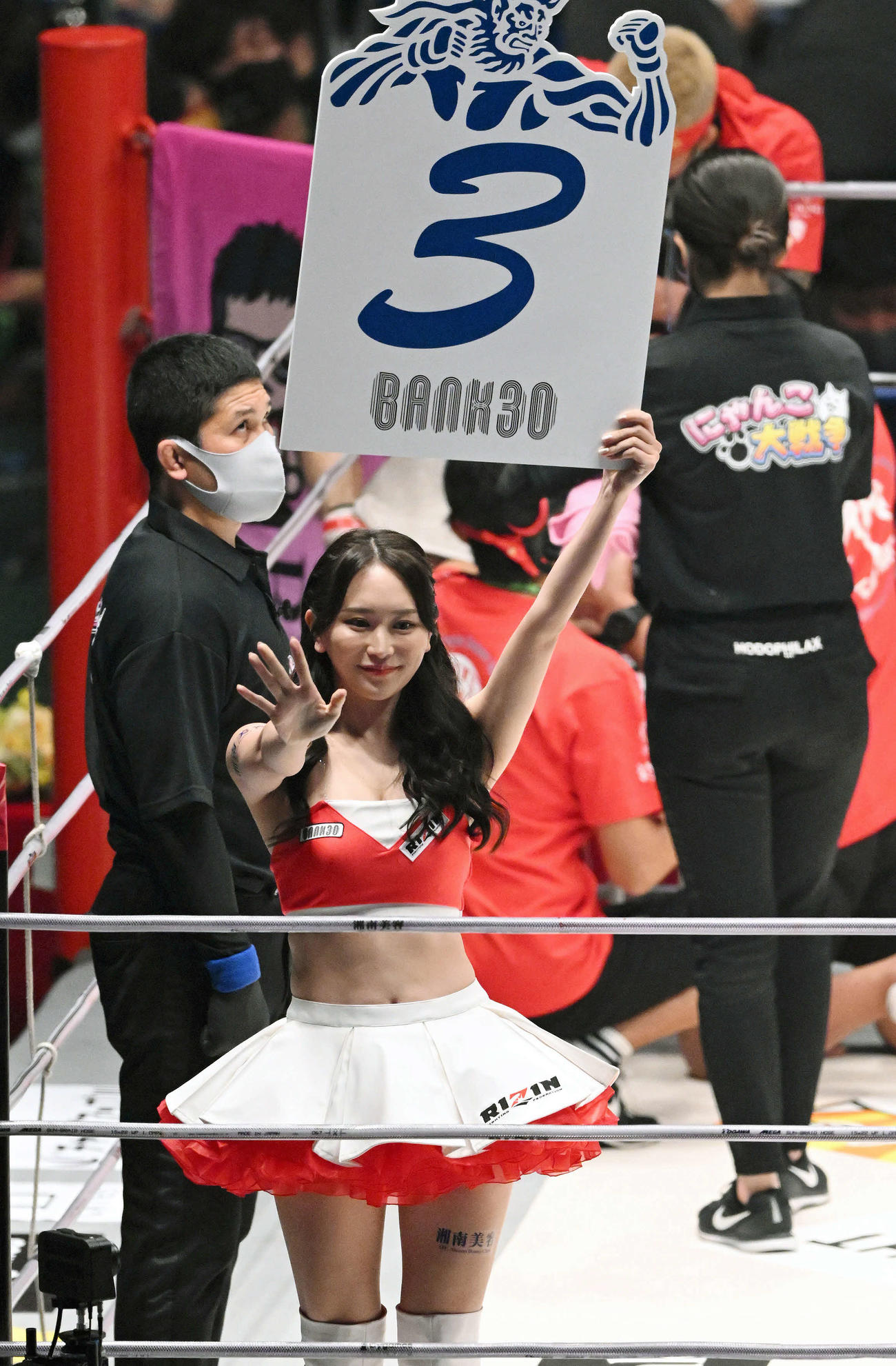 ラウンドを伝えるRIZINガールの福江ななか（撮影・滝沢徹郎）