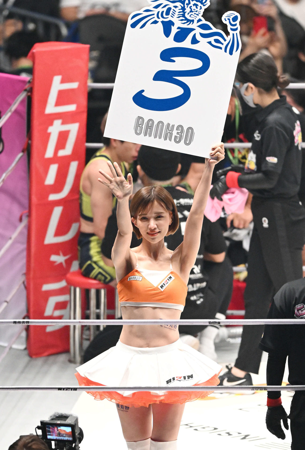 ラウンドを伝えるRIZINガールのあきぴ（撮影・滝沢徹郎）