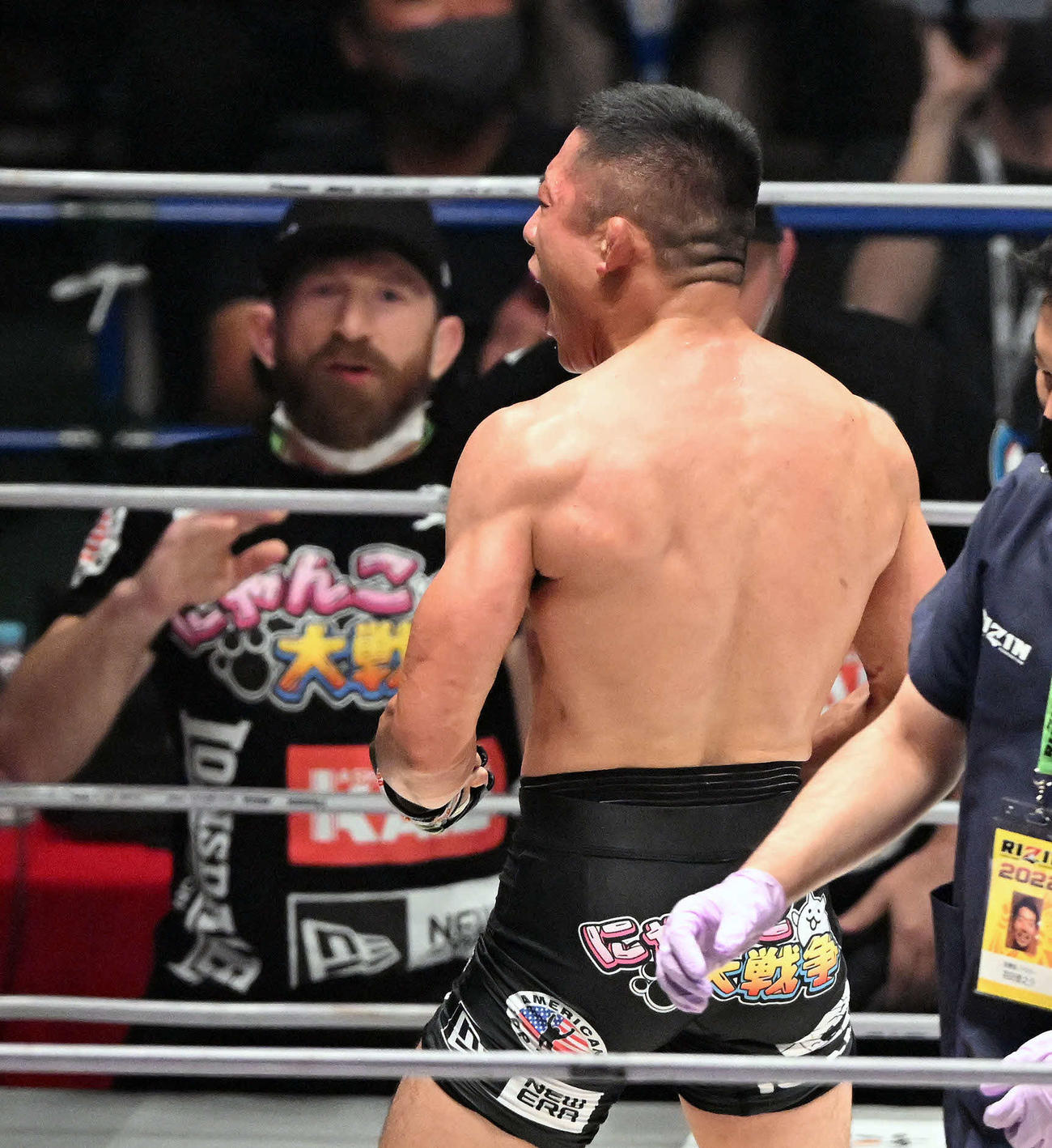 2回、金太郎に一本勝ちしさけぶ堀口恭司（撮影・滝沢徹郎）