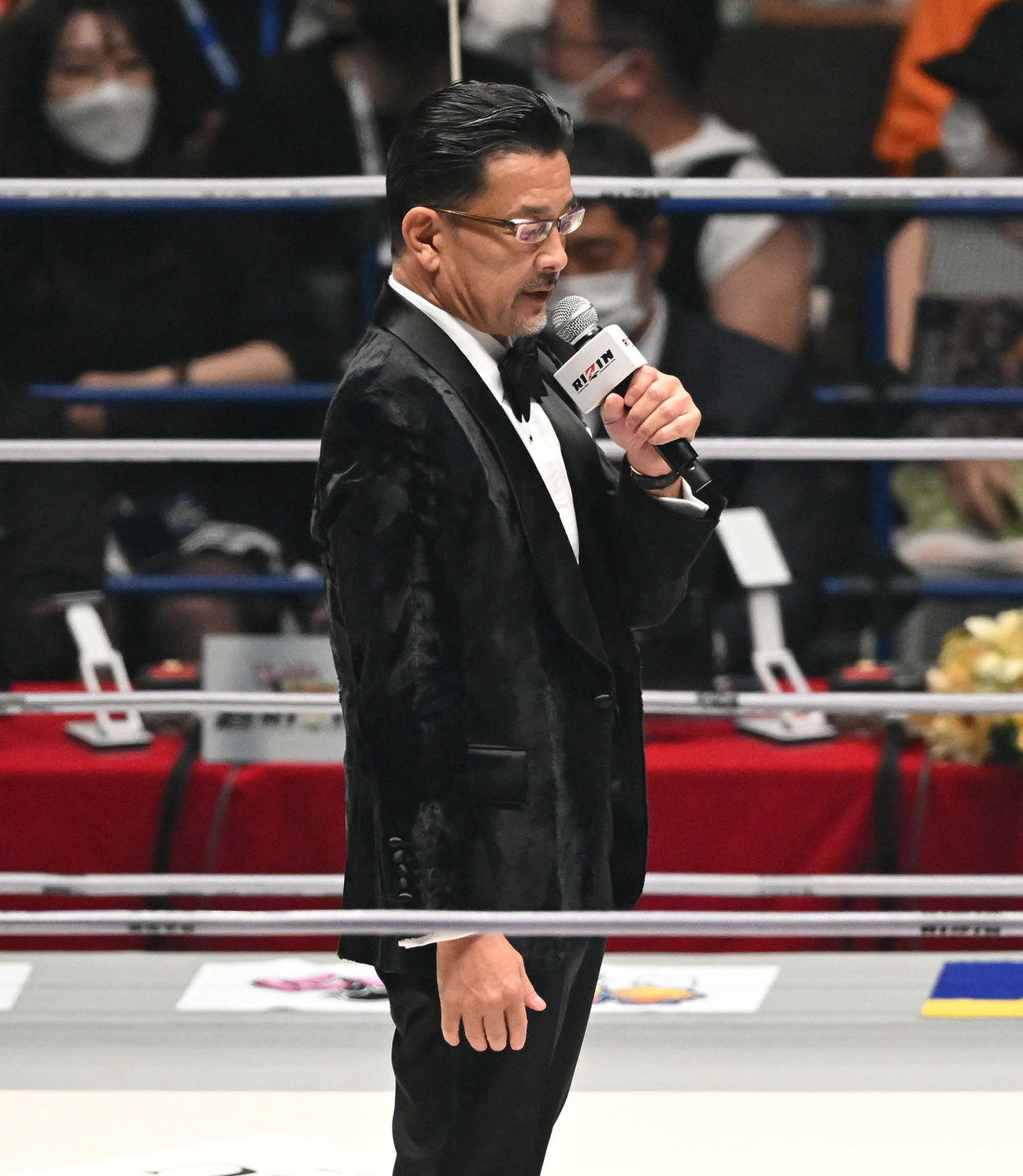 リング上で謝罪する榊原CEO（撮影・滝沢徹郎）
