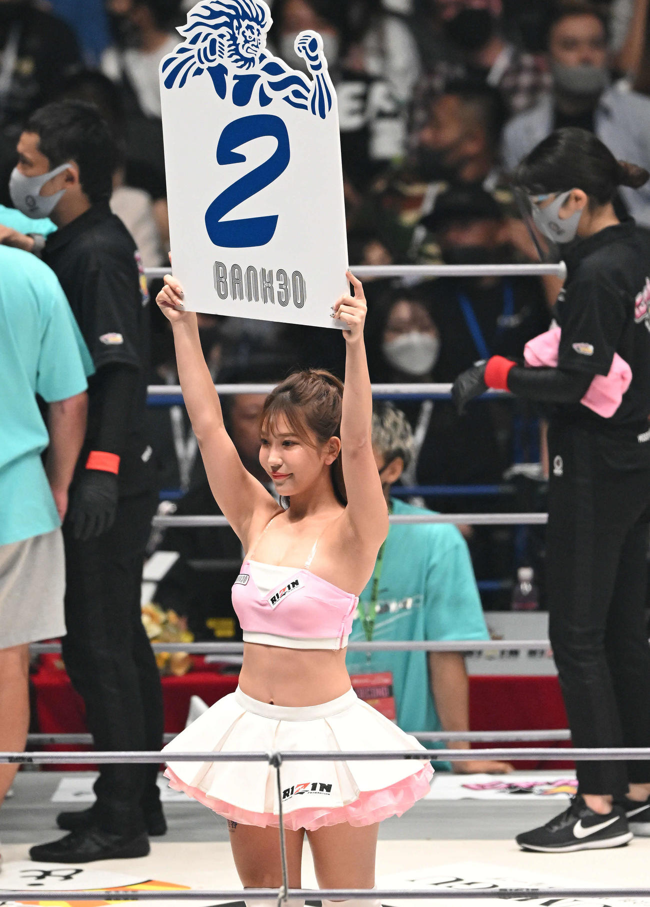 ラウンドを伝えるRIZINガールのなつみ（撮影・滝沢徹郎）