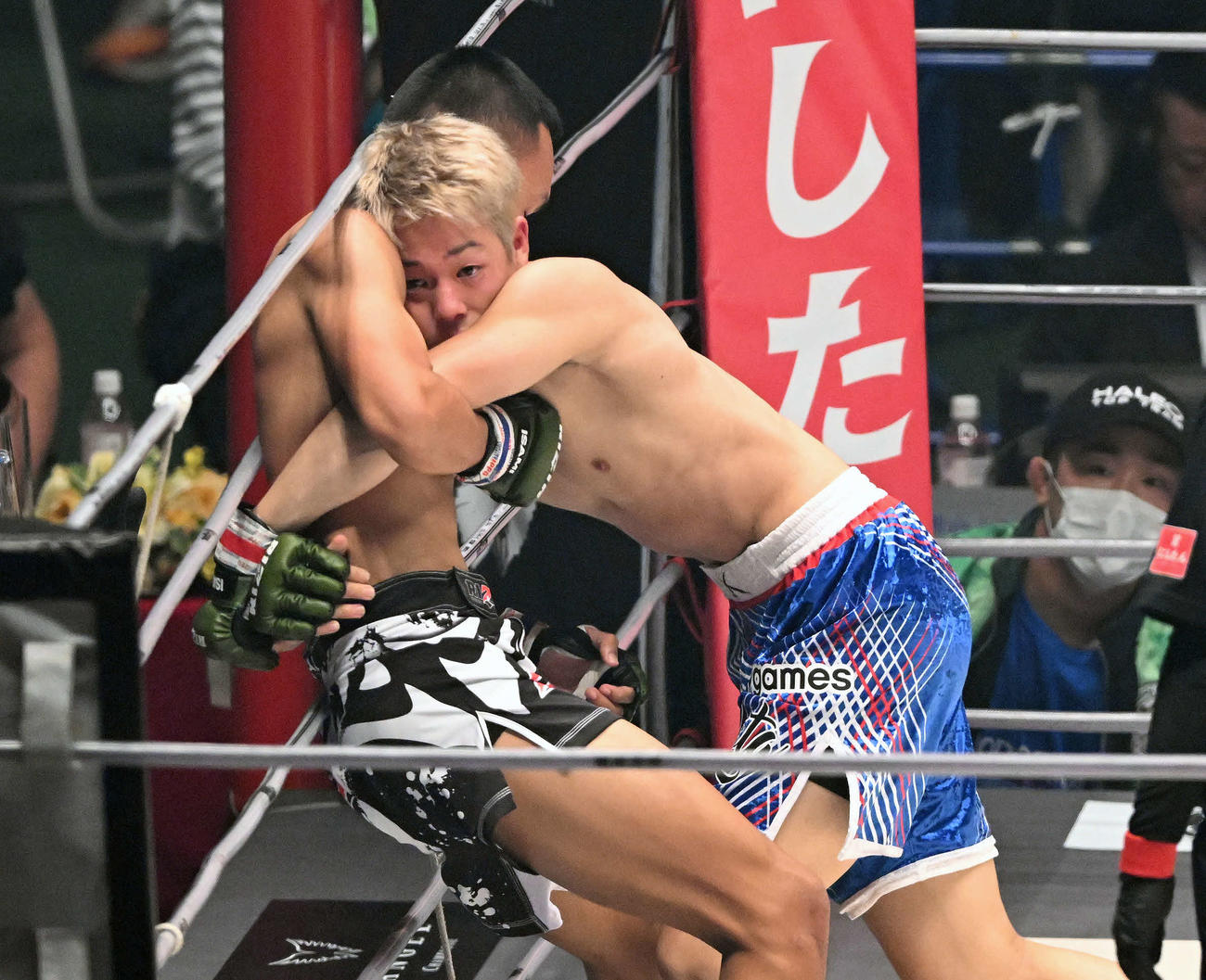 ブンチュアイ・ポーンスーンヌーン（左）にタックルする三浦孝太（撮影・滝沢徹郎）