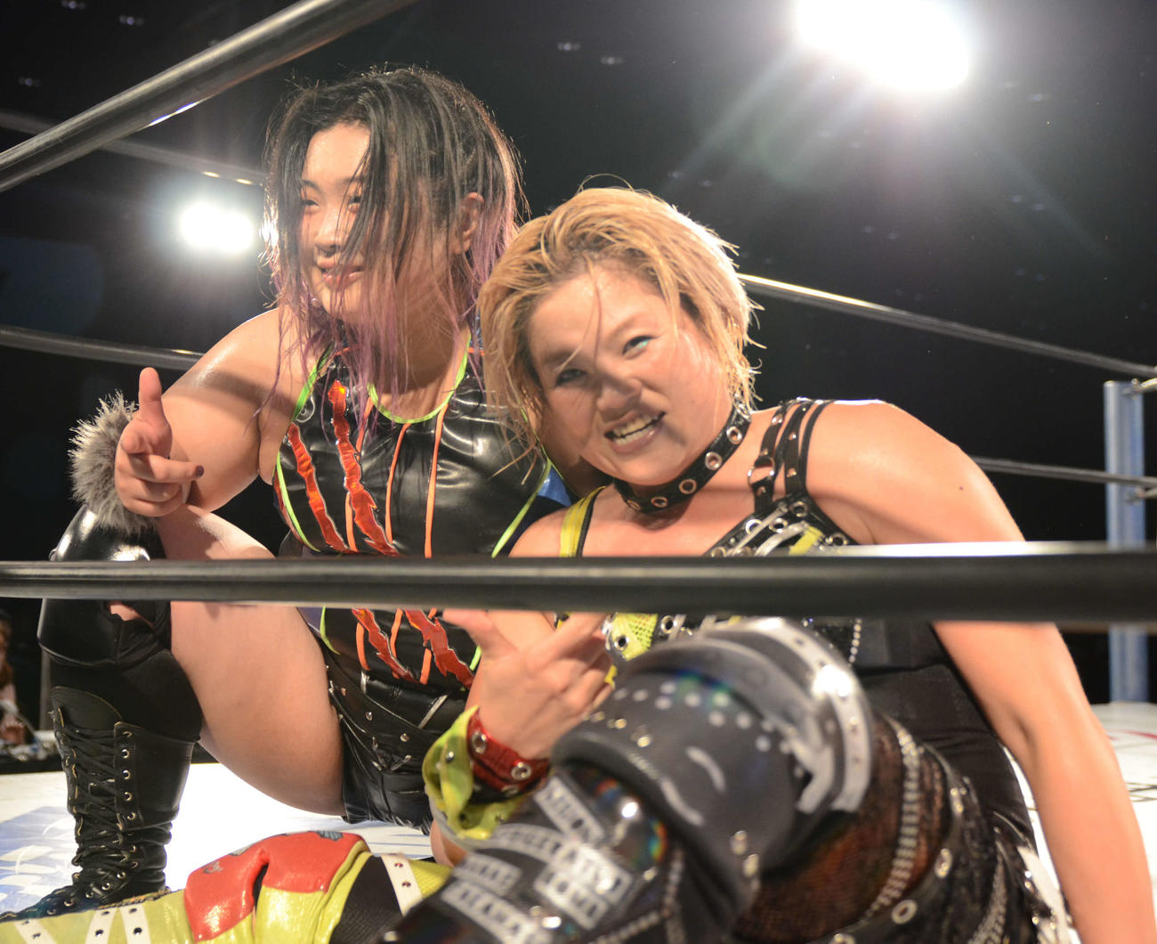 スターダム高田馬場大会　勝利後、笑顔を見せる高橋奈七永（右）とまなせゆうな（撮影・松熊洋介）