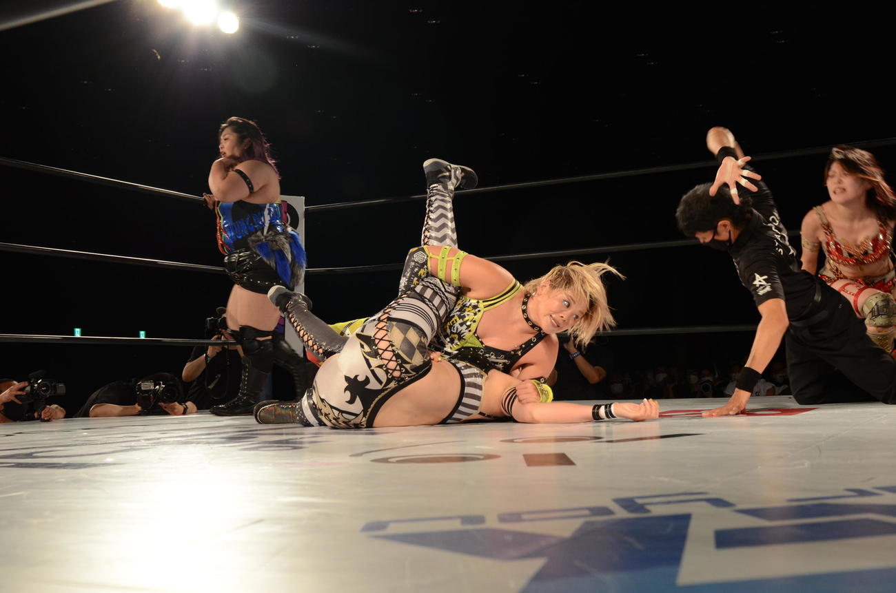 スターダム高田馬場大会　レディ・Cを押さえ込む高橋奈七永（撮影・松熊洋介）