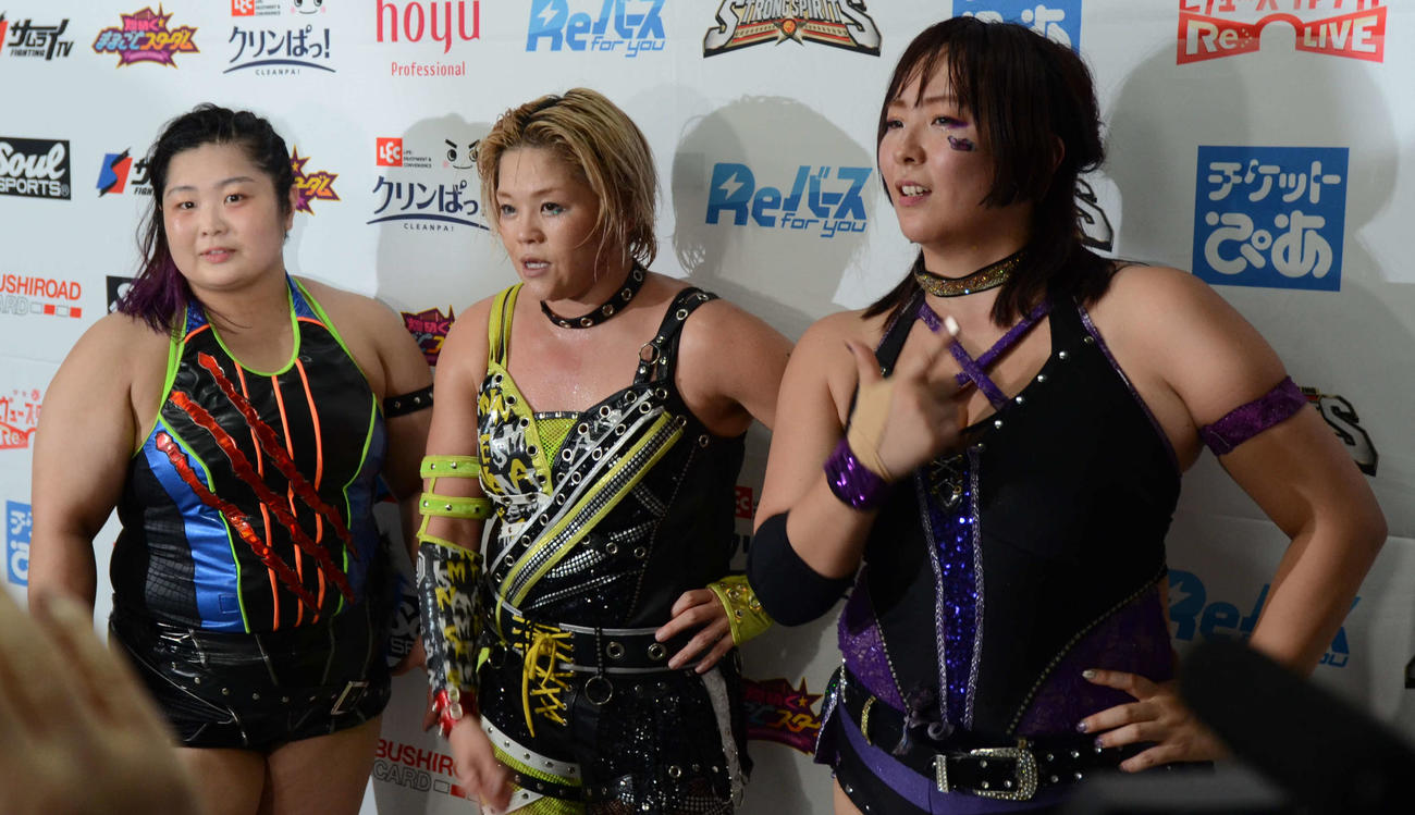 スターダム高田馬場大会　勝利後、バックステージでコメントする左から優宇、高橋奈七永、まなせゆうな（撮影・松熊洋介）