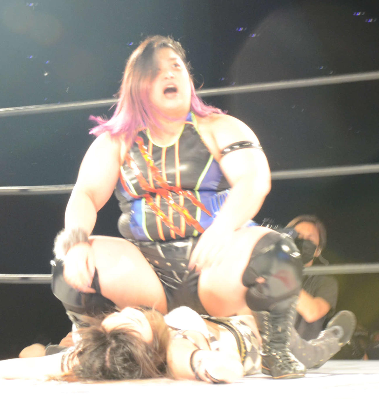 スターダム高田馬場大会　レディ・Cを押さえ込む優宇（撮影・松熊洋介）