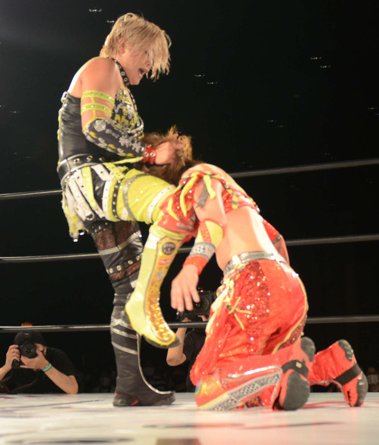 スターダム高田馬場大会　朱里に膝蹴りを浴びせる高橋奈七永（撮影・松熊洋介）