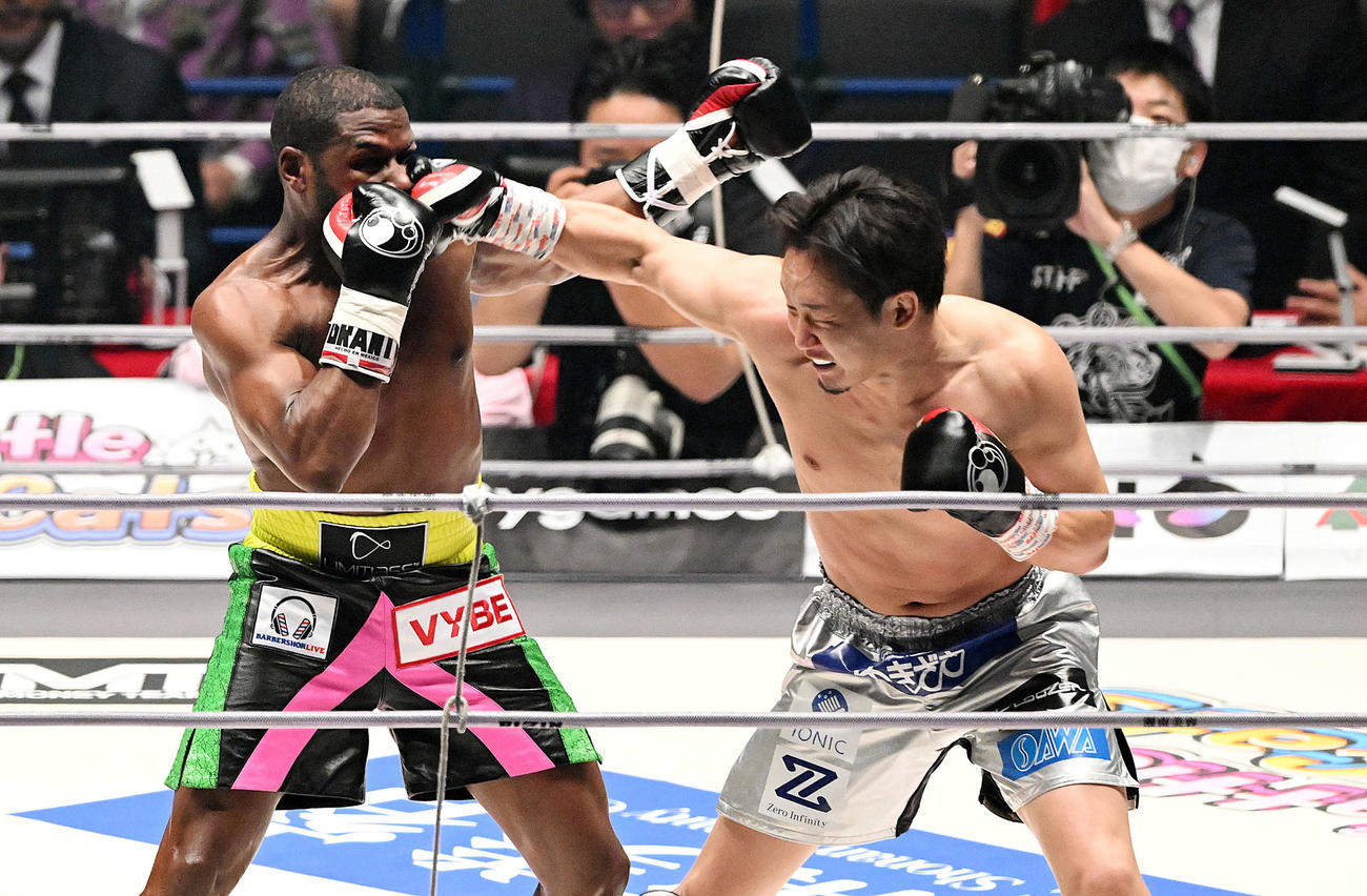 2回、朝倉（右）はメイウェザーにパンチを見舞う（撮影・滝沢徹郎）