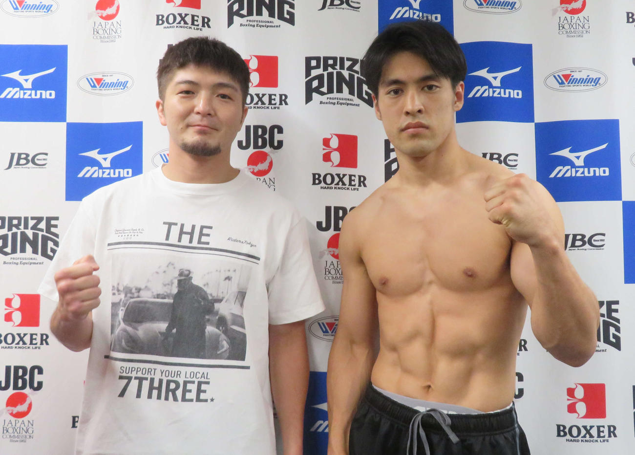 東日本新人王ミドル級準決勝の計量をクリアした左右田泰臣（左）と赤井英五郎