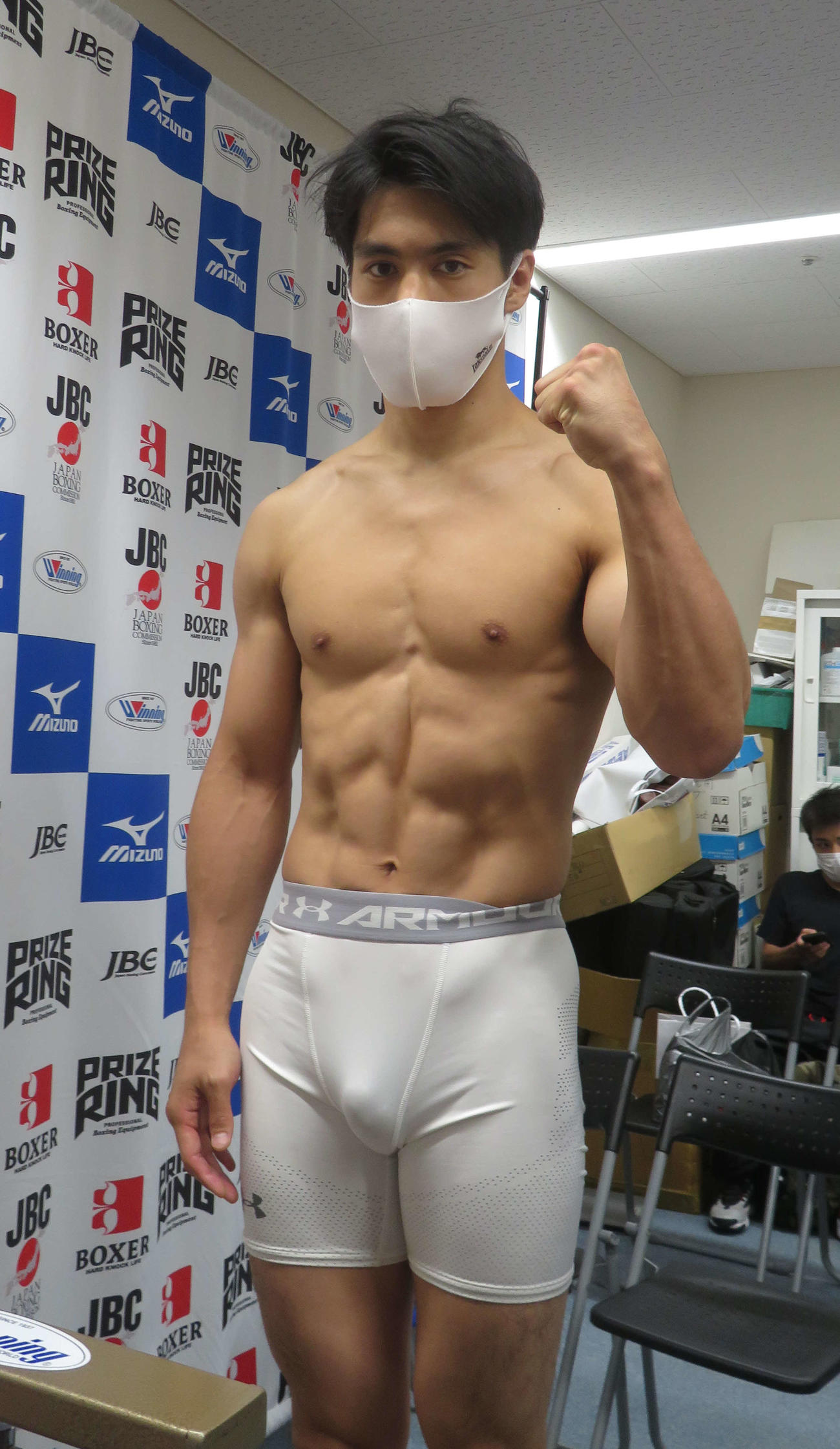 東日本ミドル級新人王準決勝の計量をパスした赤井英五郎
