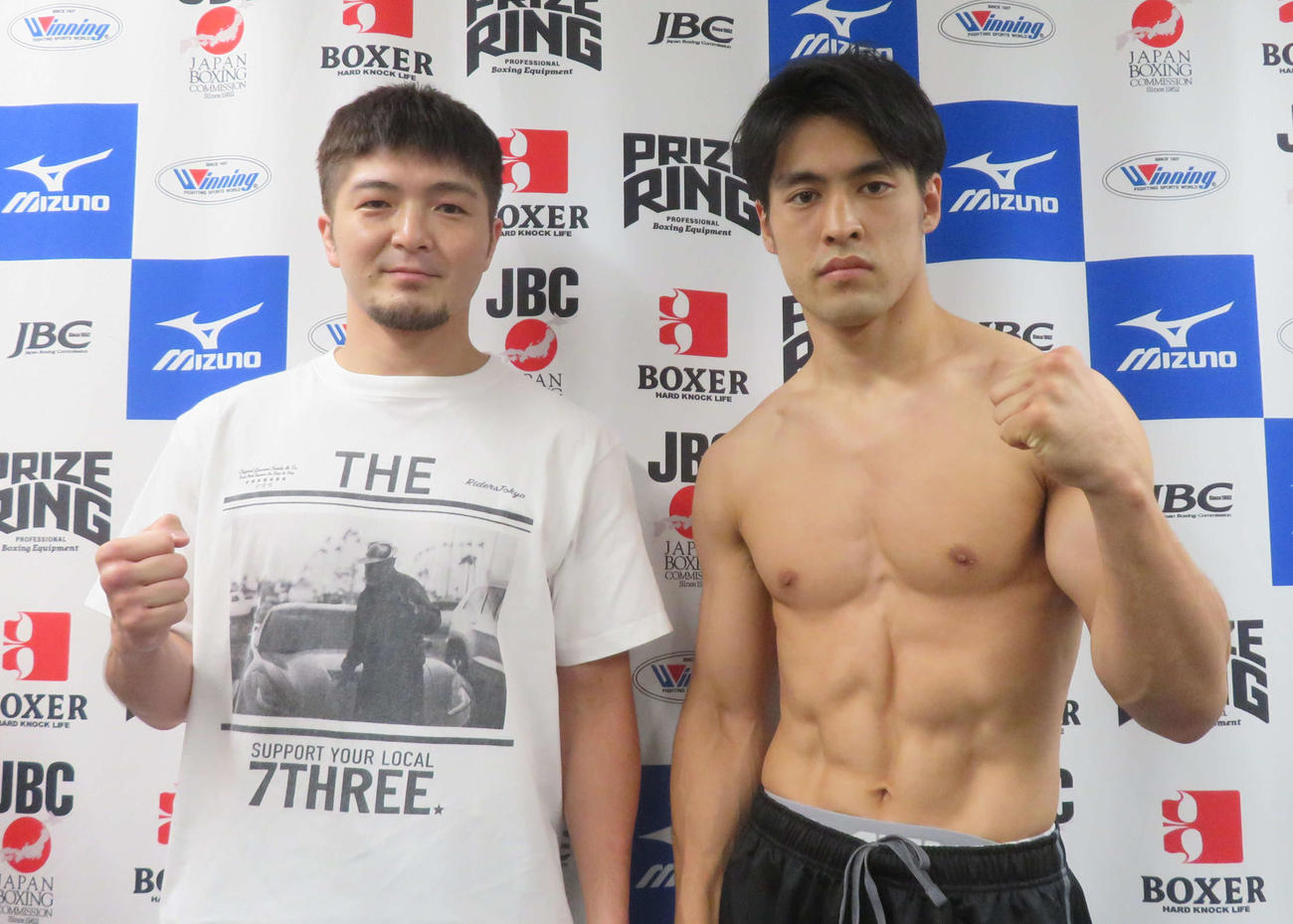 東日本新人王ミドル級準決勝に向けて計量パスした左右田泰臣（左）と赤井英五郎