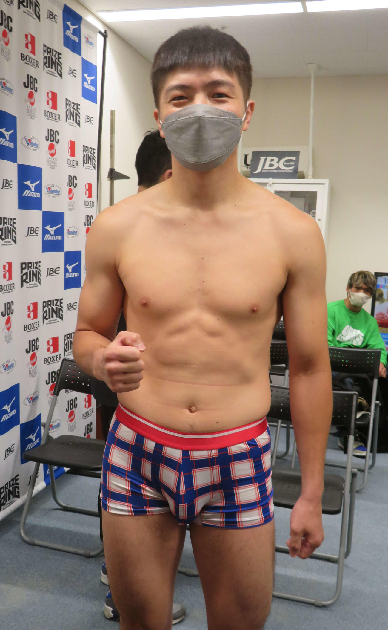 東日本新人王ミドル級準決勝の計量をクリアした左右田泰臣