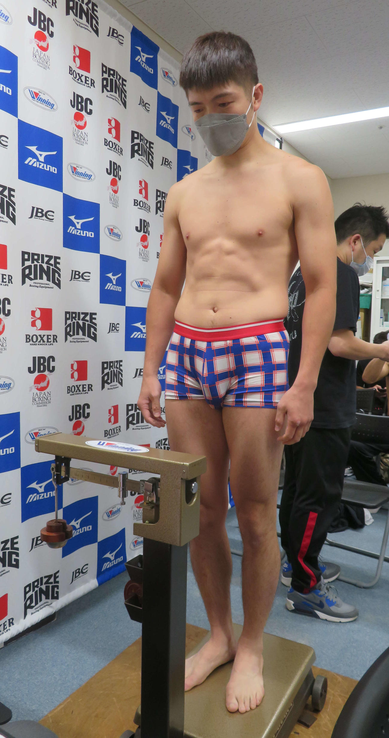 東日本新人王ミドル級準決勝に向けて計量クリアした左右田泰臣