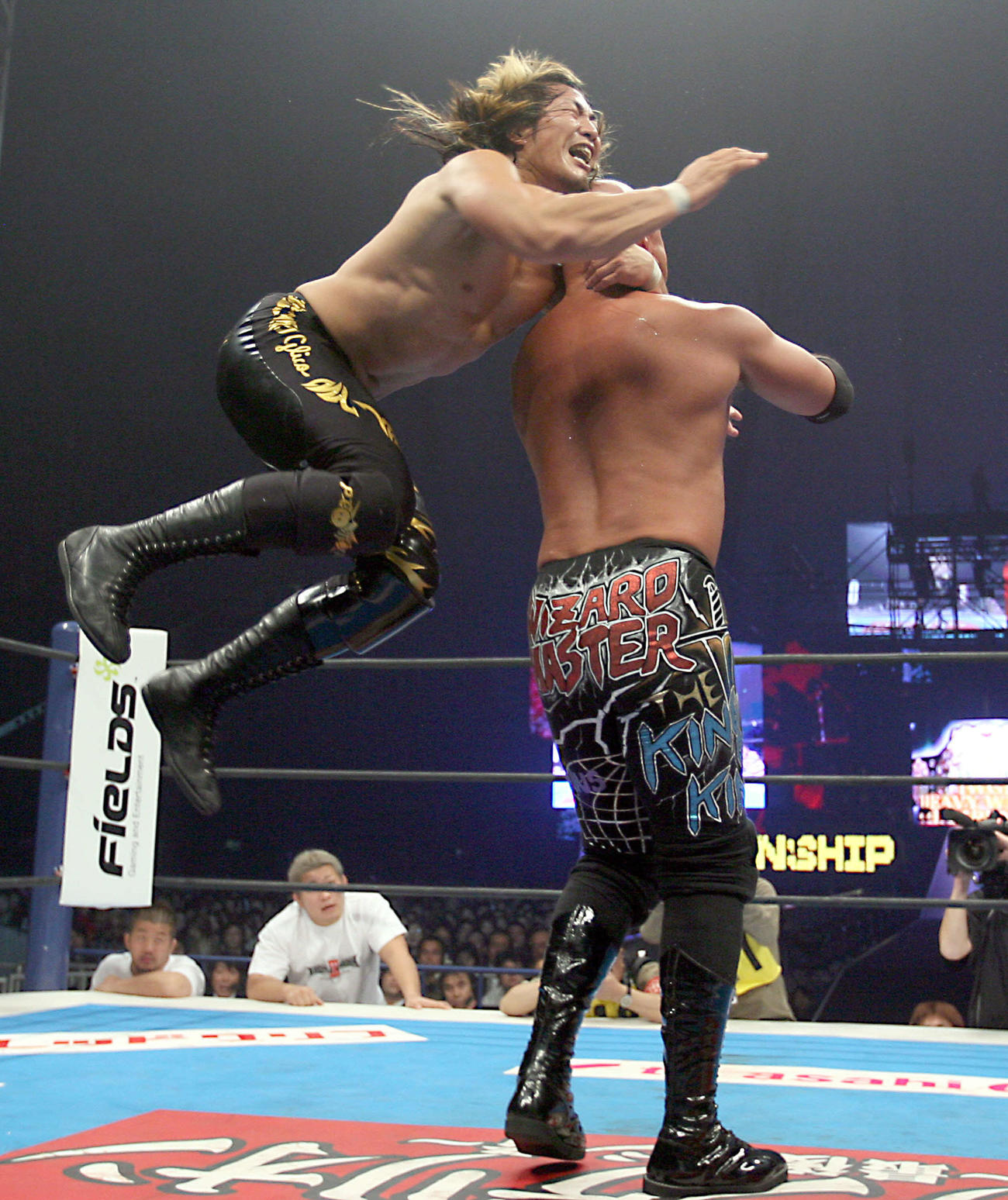 2009年1月4日、棚橋弘至（左）は武藤敬司にスリングブレイドを放つ