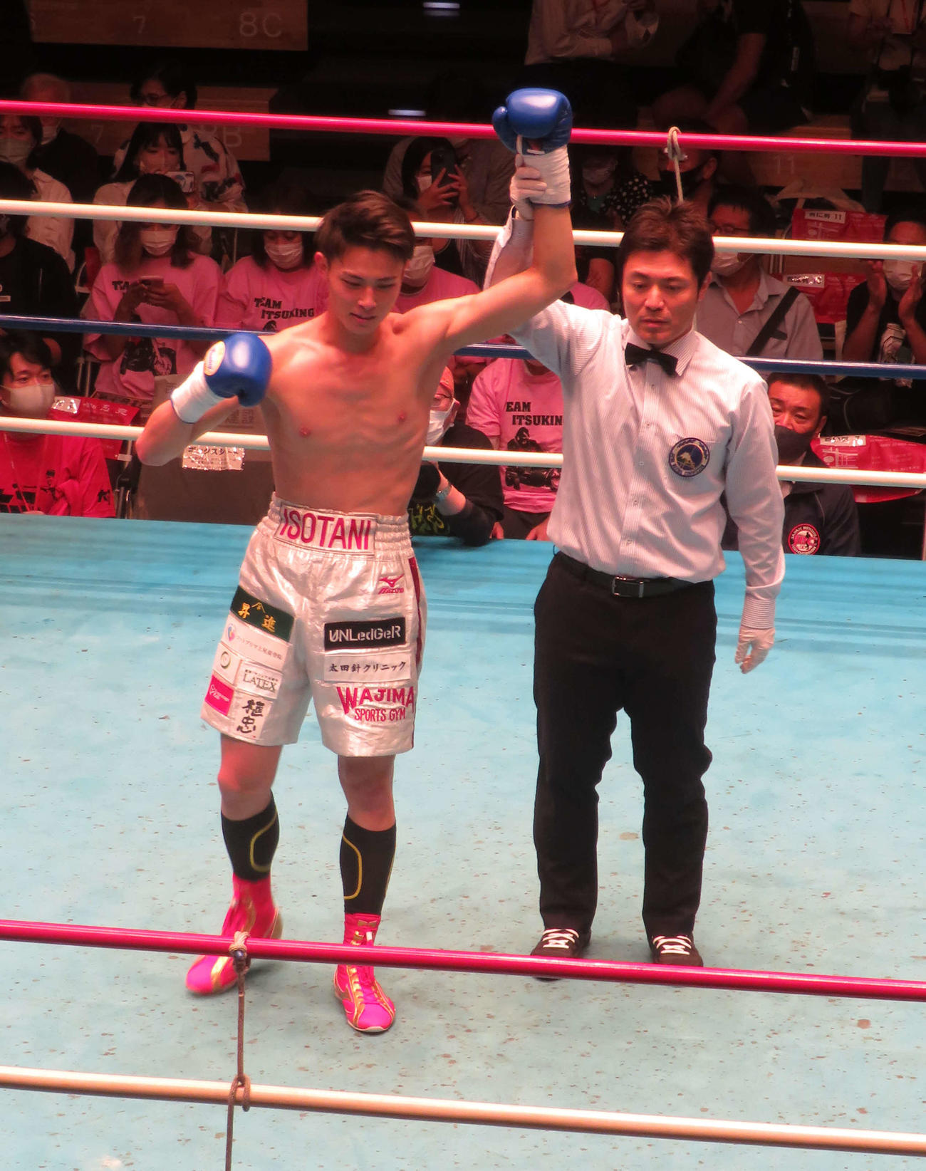 東日本新人王ウエルター級準決勝で勝利し、勝ち名乗りを受けた磯谷大心（左）