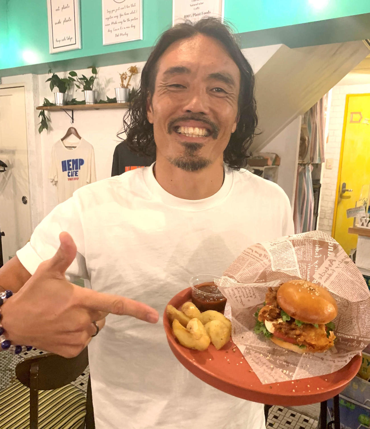 「ヴィーガンバーガープロジェクト」開始記念イベントを開催した元年俸120円Jリーガーで格闘家の安彦考真（撮影・松尾幸之介）