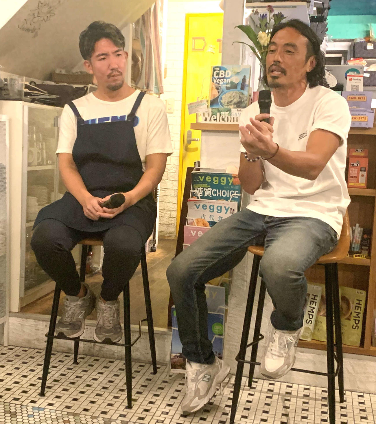 「ヴィーガンバーガープロジェクト」開始記念イベントでトークする元年俸120円Jリーガーで格闘家の安彦考真（右）とHemp Cafe Tokyoオーナーシェフの宮内達也さん（撮影・松尾幸之介）