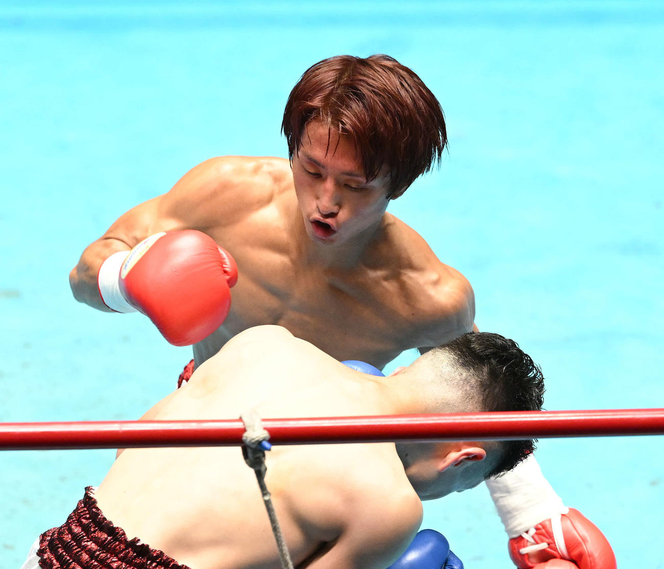 1回、アンディ・アツシ（手前）を攻める石井武志（撮影・滝沢徹郎）