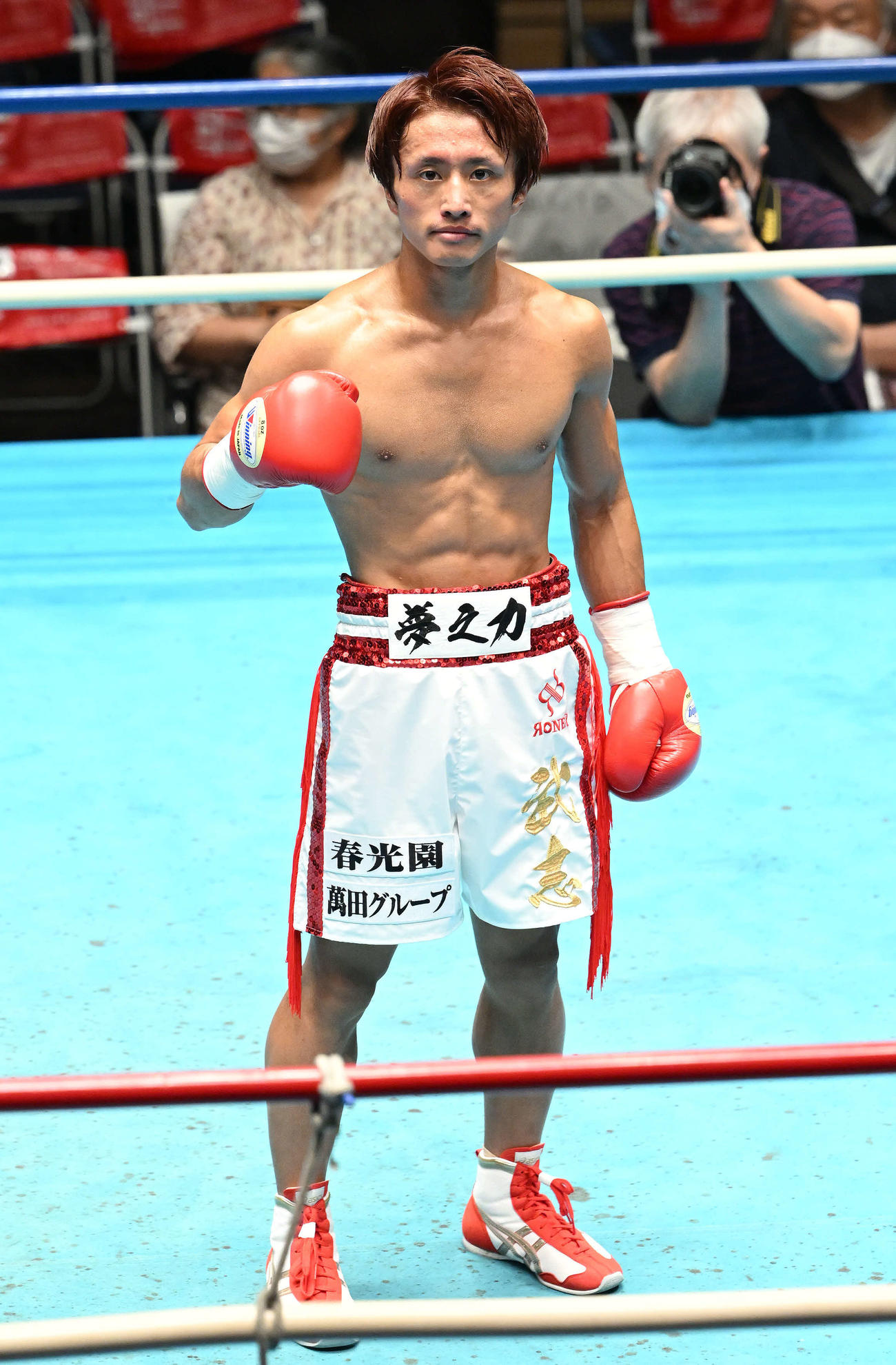 アンディ・アツシに勝利し記念撮影する石井武志（撮影・滝沢徹郎）