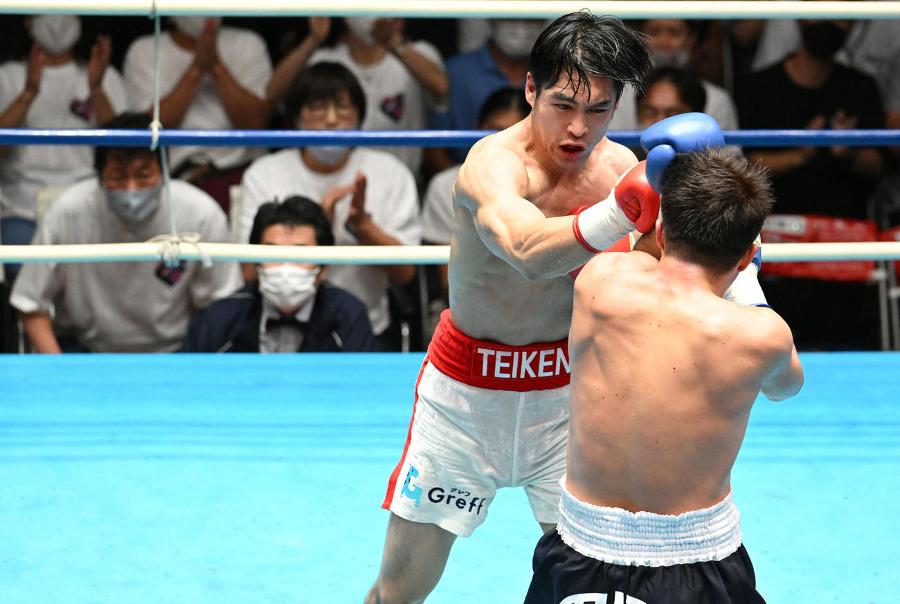 4回、父の赤井英和（奥左）が見守る中、左右田（手前）を攻める英五郎（撮影・滝沢徹郎）