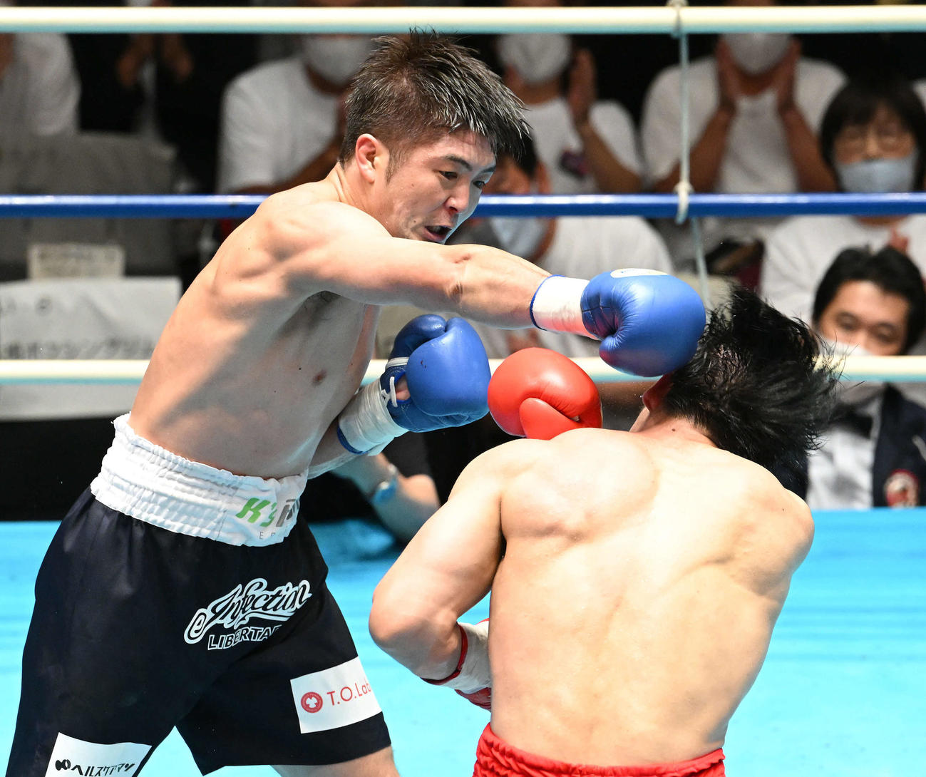 4回、左右田（左）は赤井を攻める（撮影・滝沢徹郎）