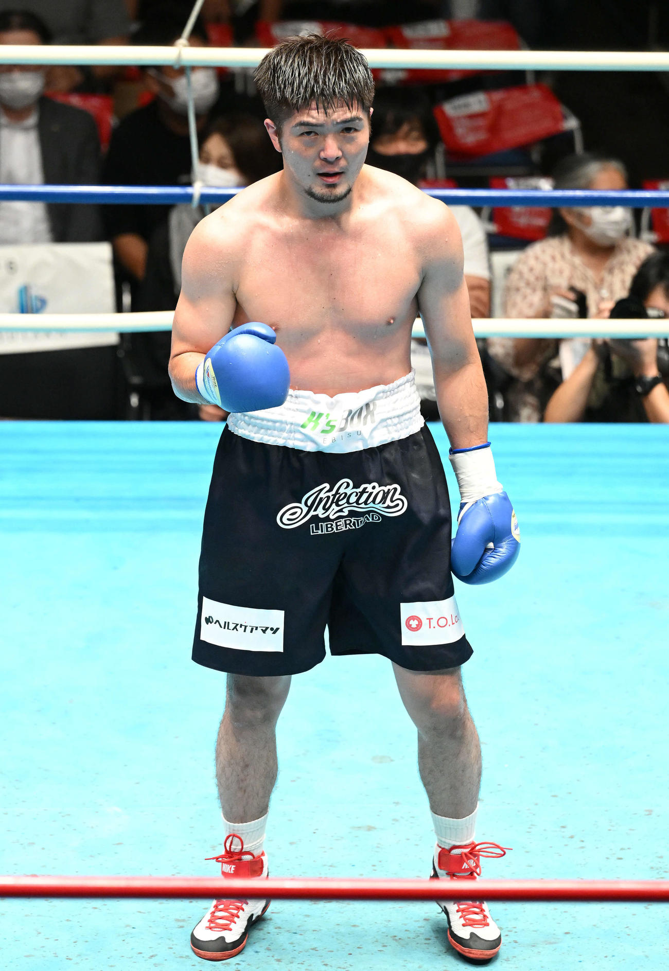 赤井に勝利し決勝進出を決めた左右田は記念撮影する（撮影・滝沢徹郎）