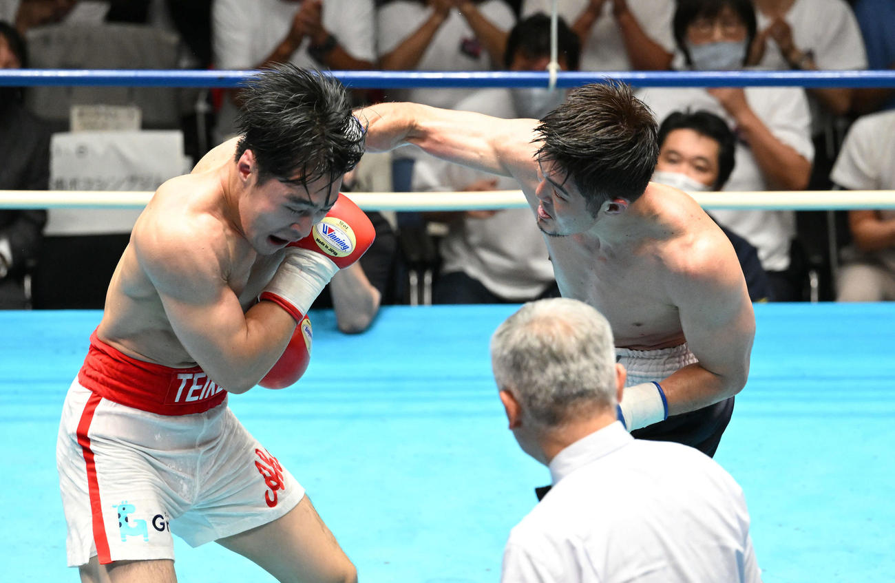 4回、左右田（右）は赤井を攻める（撮影・滝沢徹郎）