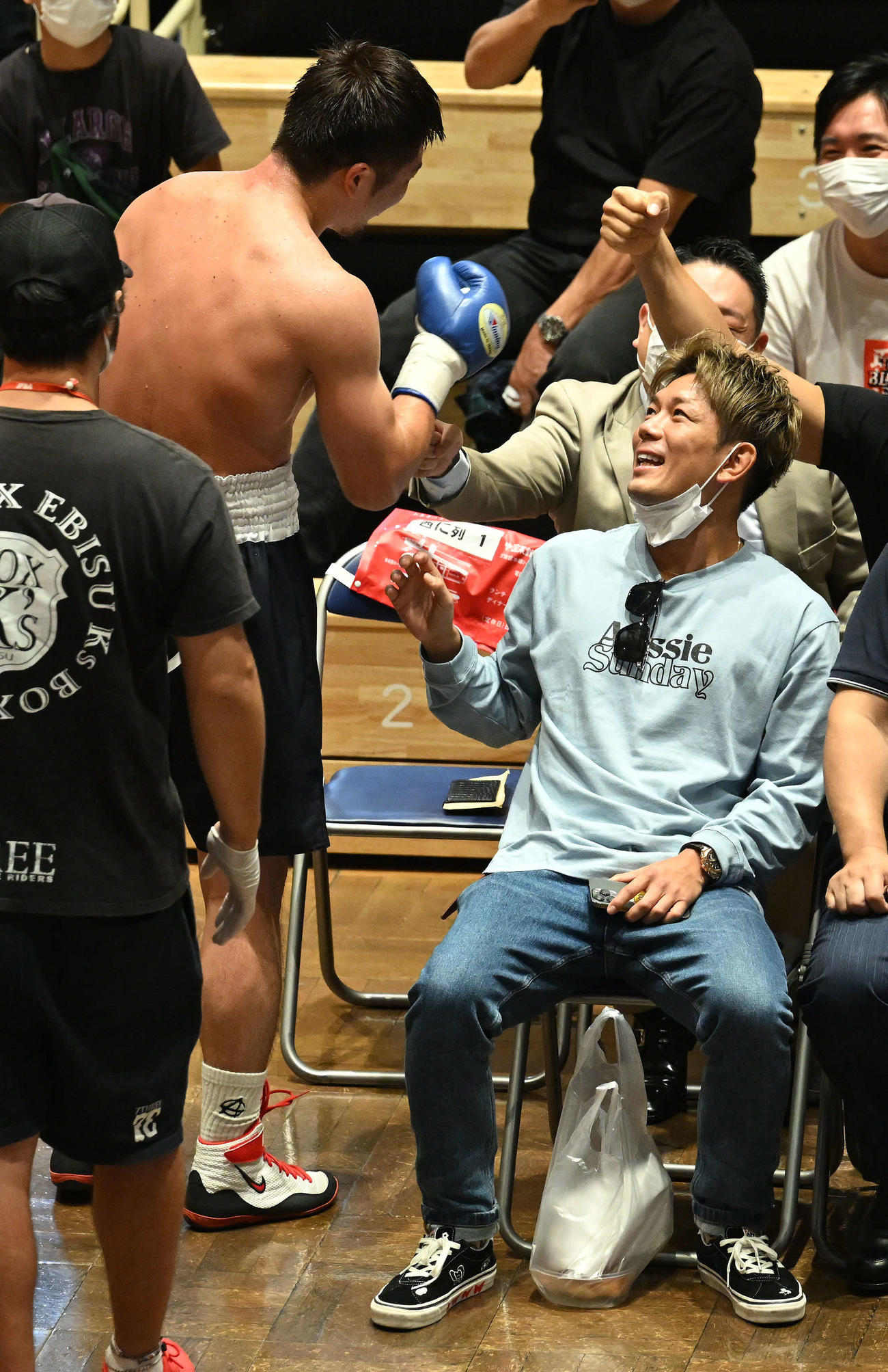 赤井に勝利した左右田（左）は観客席の皇治から声をかけられる（撮影・滝沢徹郎）