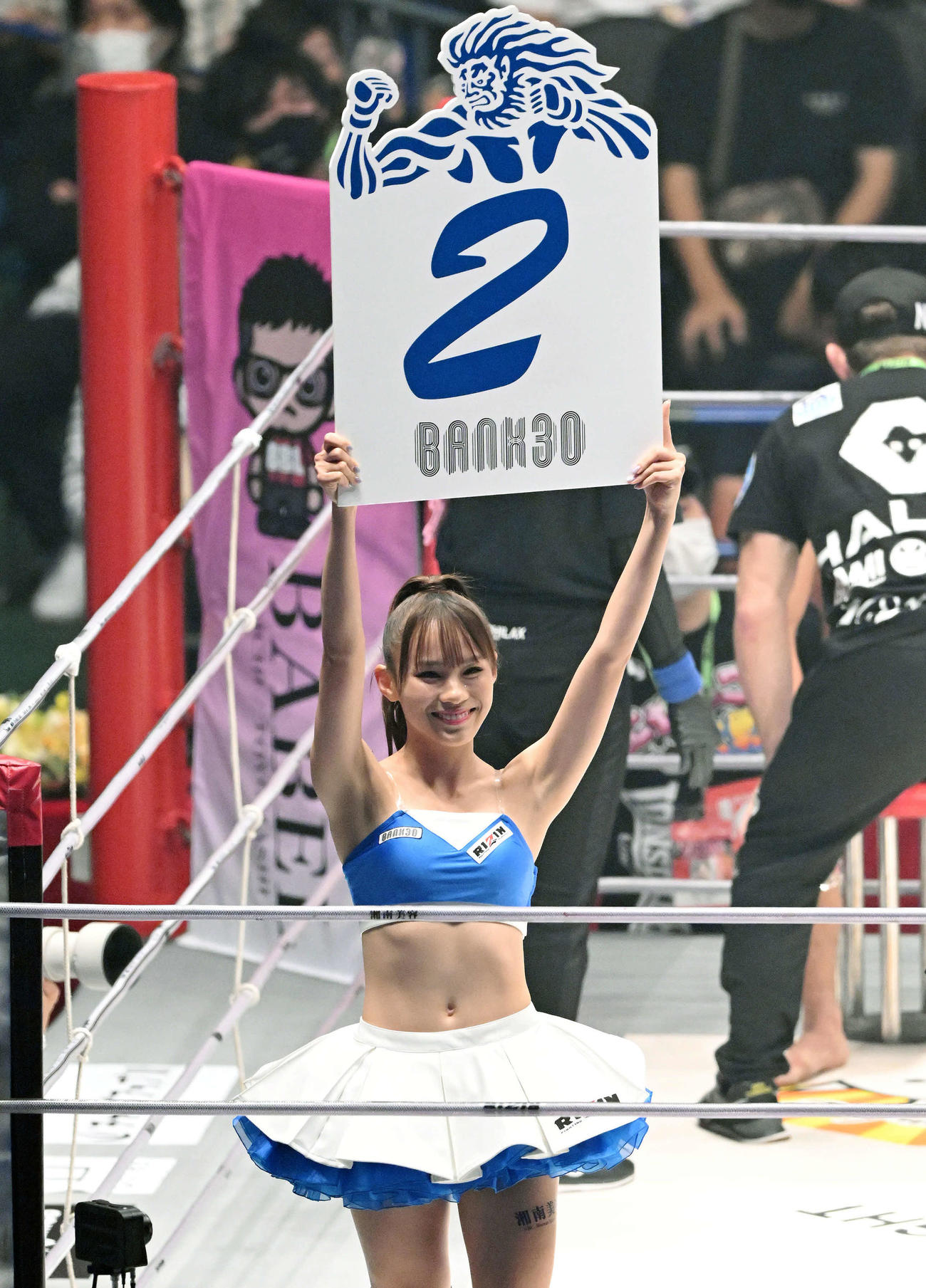 22年9月25日超RIZIN　ラウンドを伝えるRIZINラウンドガールの加奈