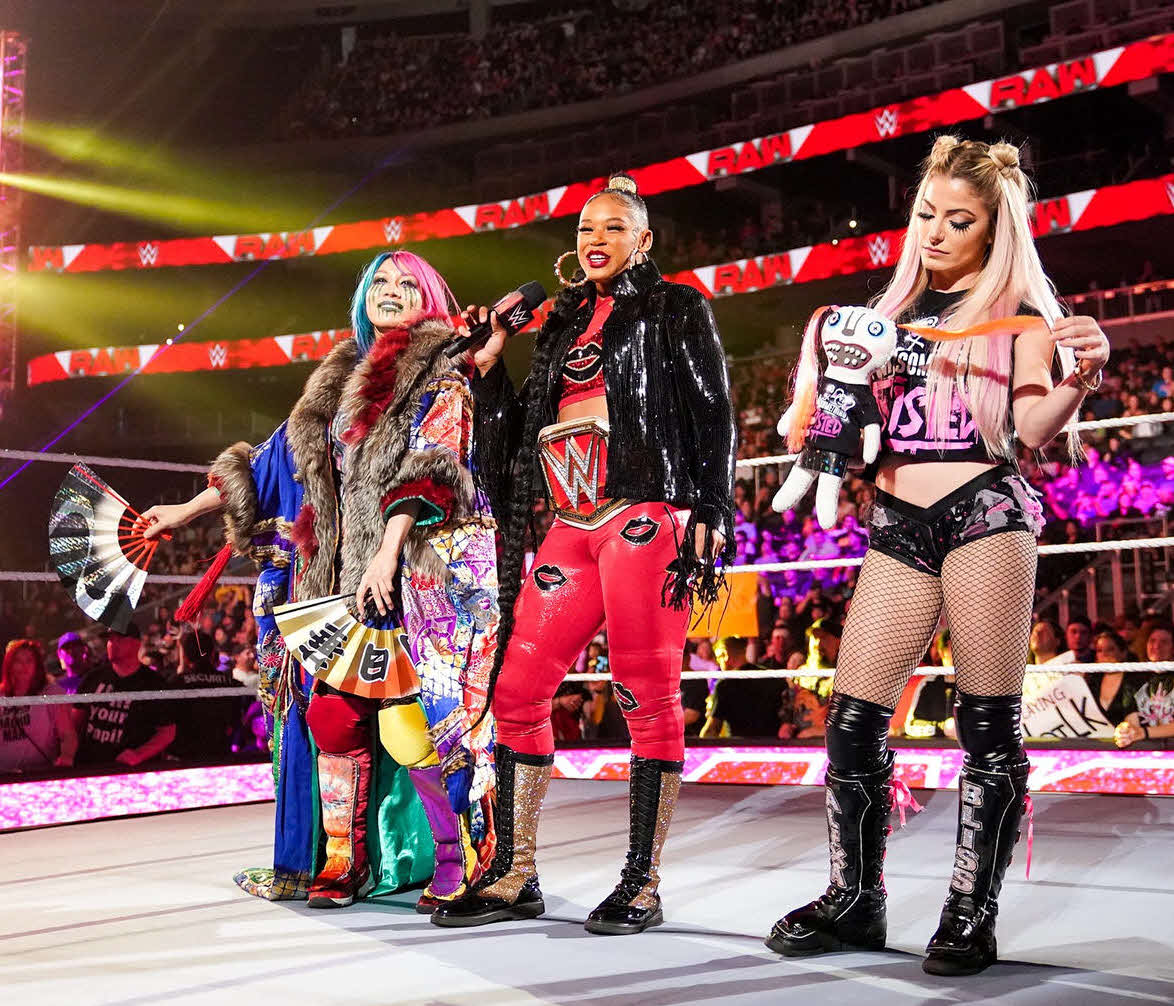 アレクサ・ブリス（右端）、ビアンカ・ブレア（中央）とともにリングに上がったアスカ（C）2022 WWE, Inc. All Rights Reserved