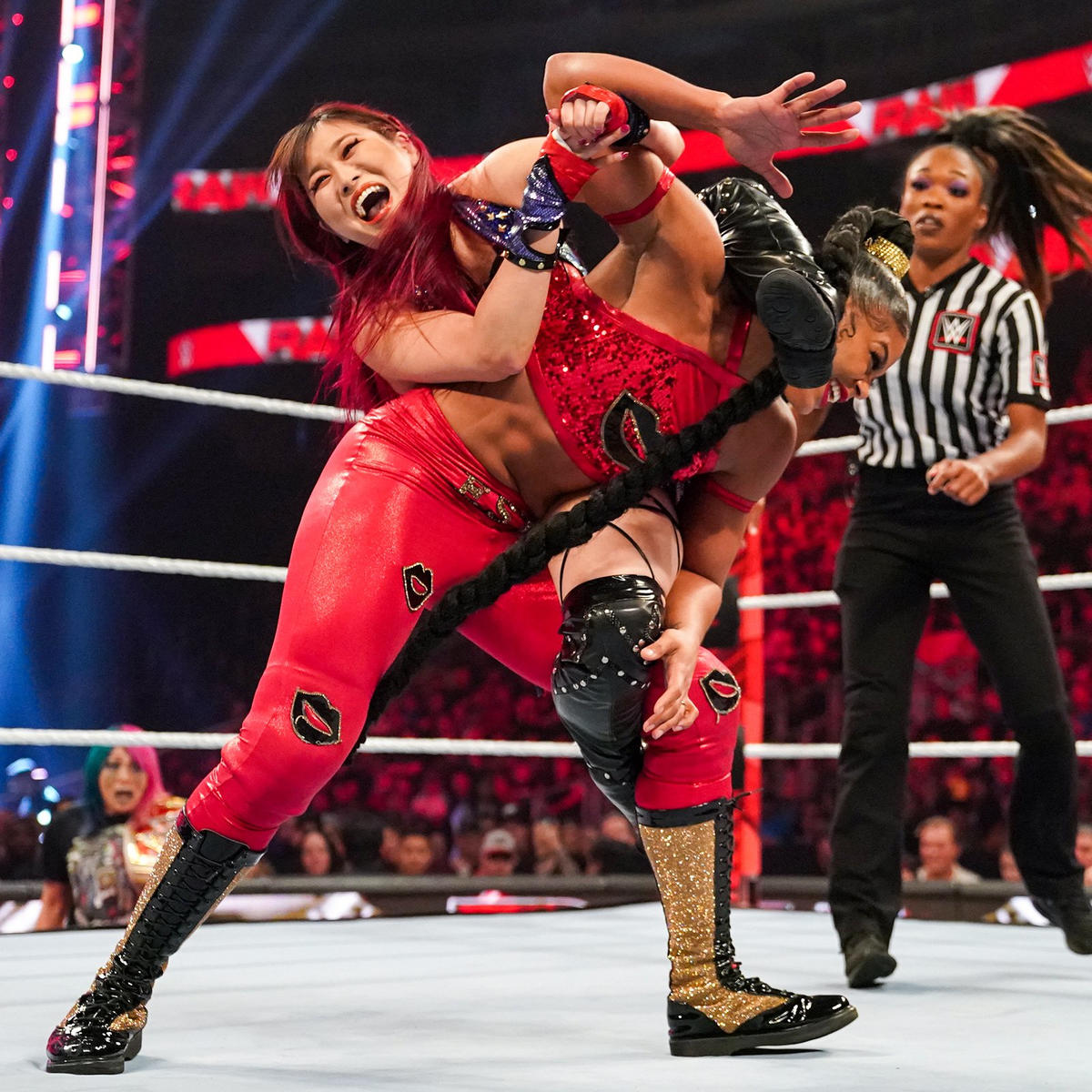 ロウ女子王者ビアンカ・ブレア（右）に卍固めを仕掛けるWWE女子タッグ王者イヨ・スカイ（C）2022 WWE, Inc. All Rights Reserved